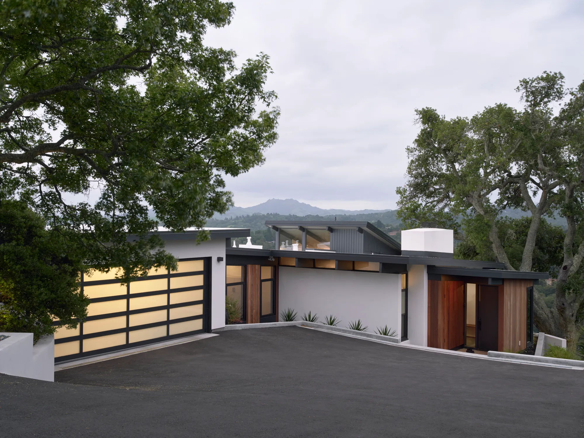 Klopf Architecture翻新mid-century现代风格住宅——夜晚的前部，奥林达，美国