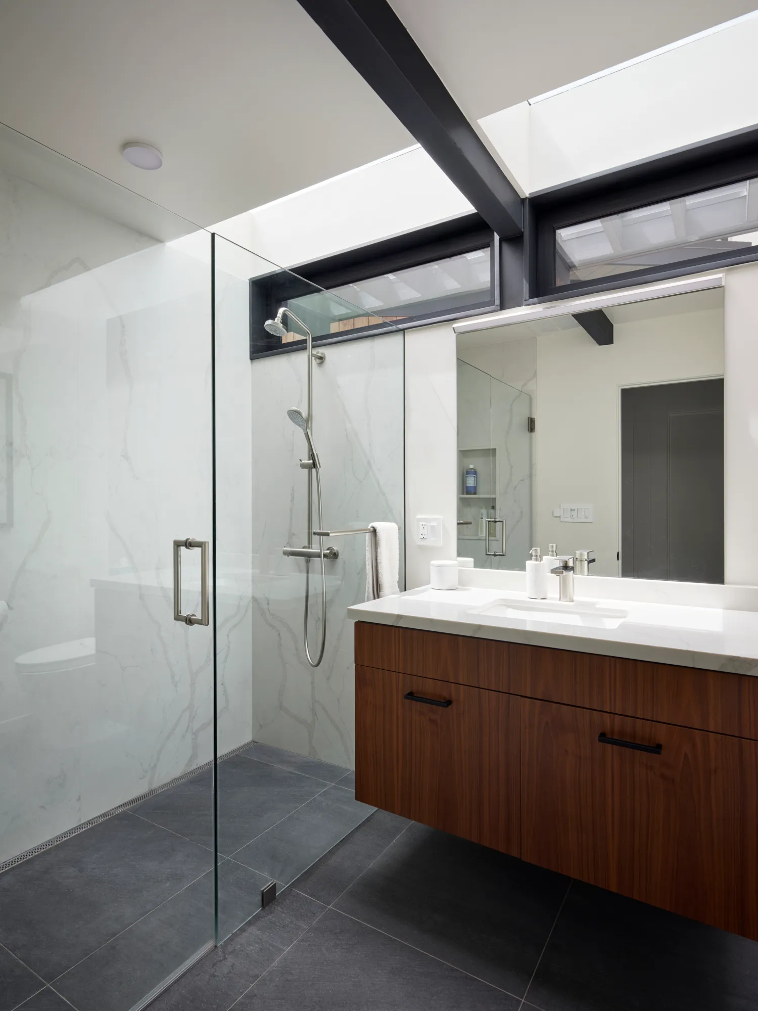Klopf Architecture翻新mid-century现代风格住宅——带淋浴和洗手台的浴室，奥林达，美国