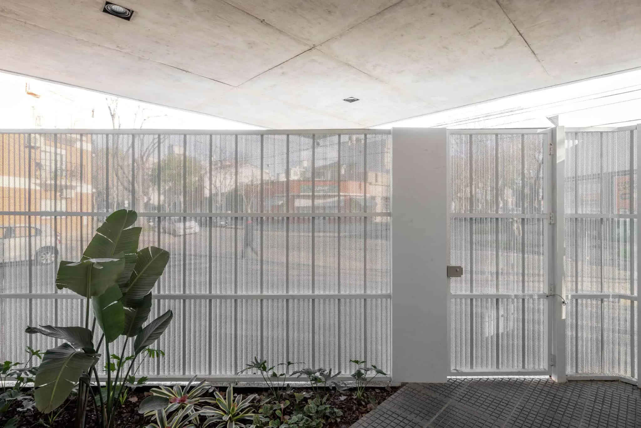 OADD Arquitectos设计的曼努э拉·佩德拉斯住宅——内部穿孔格栅细节，乌尔基萨区，布宜诺斯艾利斯