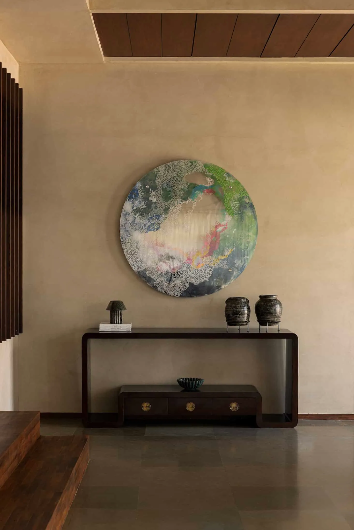 融合侘寂与印度手工艺的 Kora Home 内饰