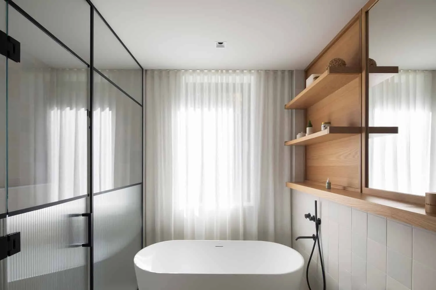 Exterior view of the La Baie de l'Ours house with natural surroundings