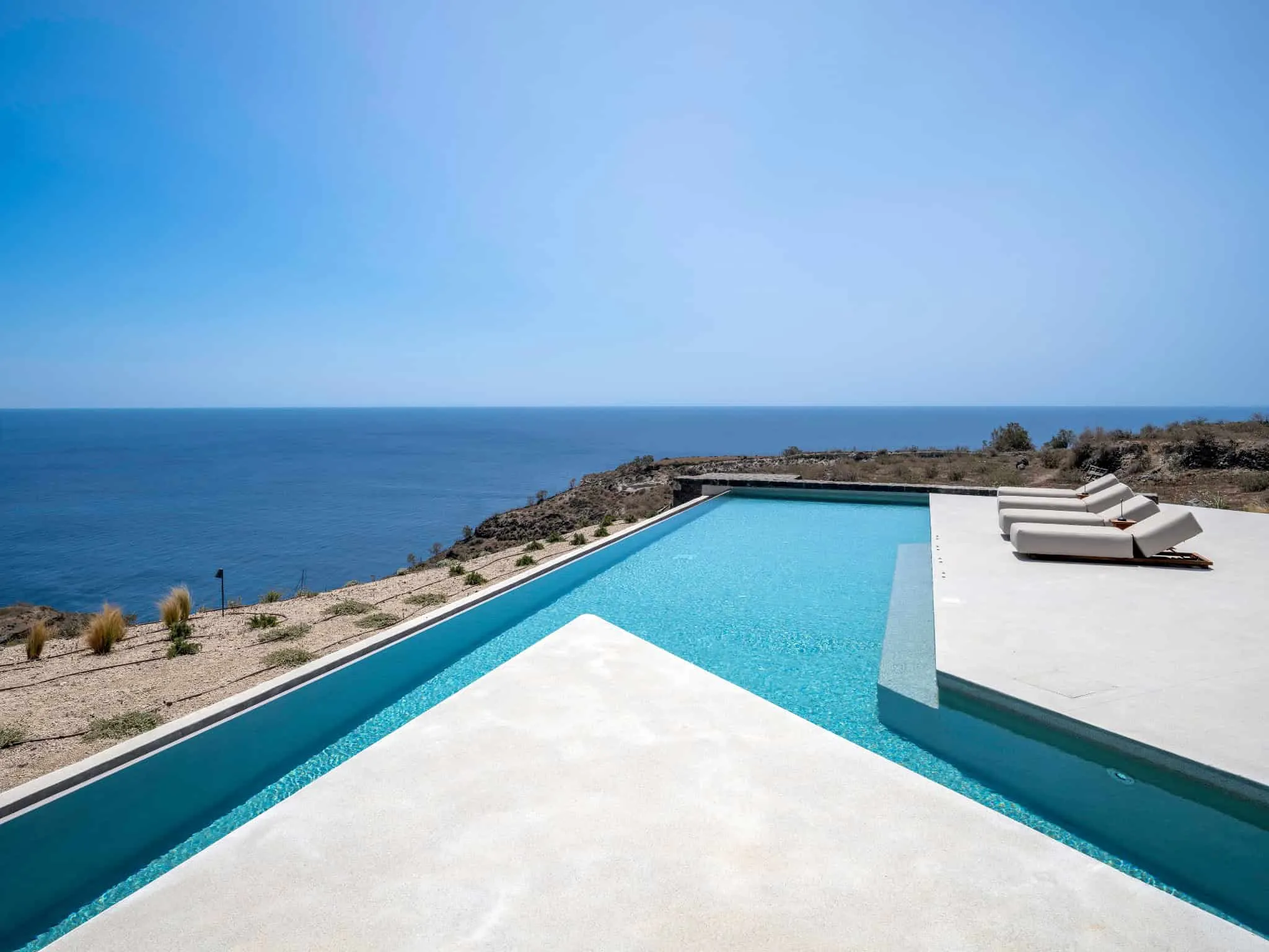 KKMK Architects拍摄的白 magma 房屋泳池海景，圣托里尼