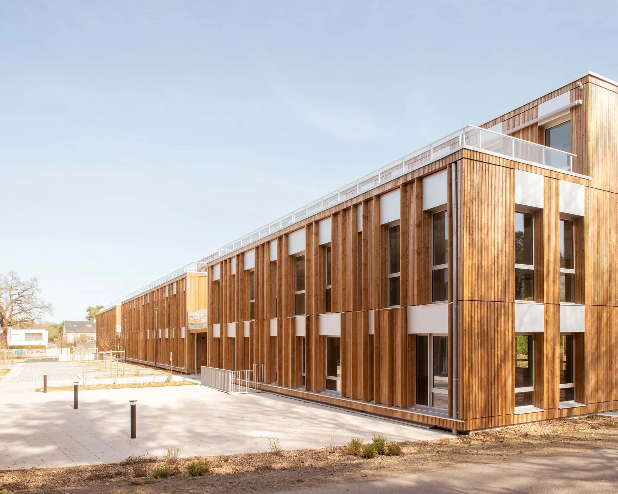 Le Chemin du Bois Harel от ALTA Architectes — Вид на угол в солнечный день, Ренн / Сен-Жак де ла-Ланд, Франция