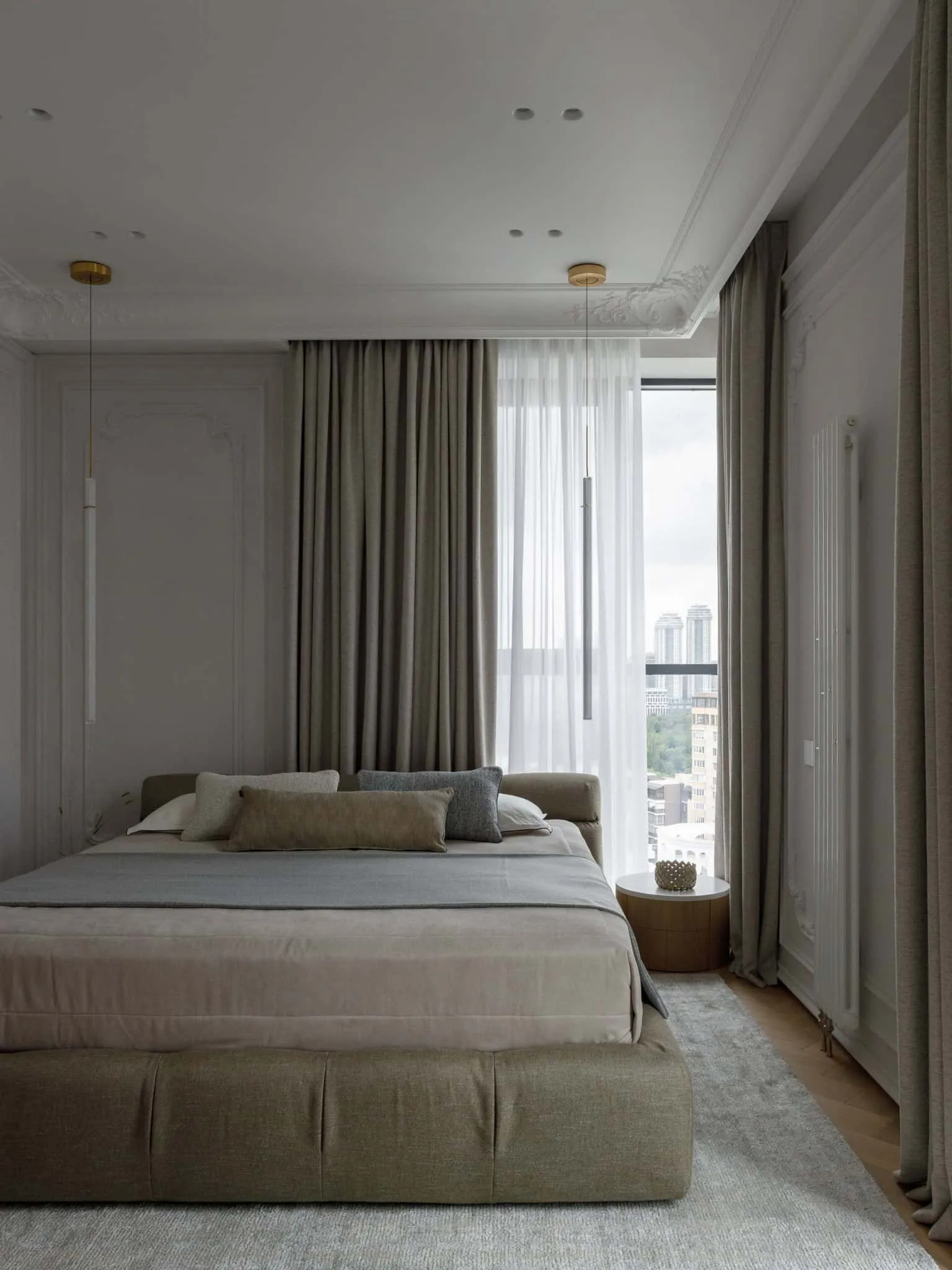 尤莉亚·斯塔里科娃私人卧室床与抽象画和悬挂灯，莫斯科