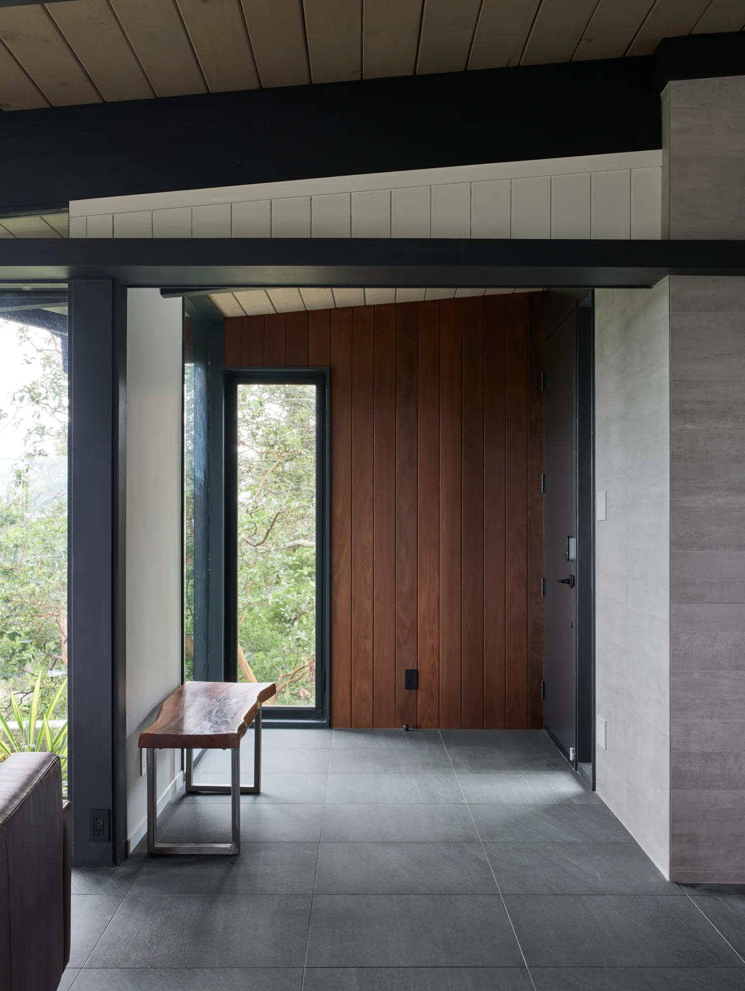 Klopf Architecture翻新mid-century现代风格住宅——带有长椅和雪松墙的走廊，奥林达，美国