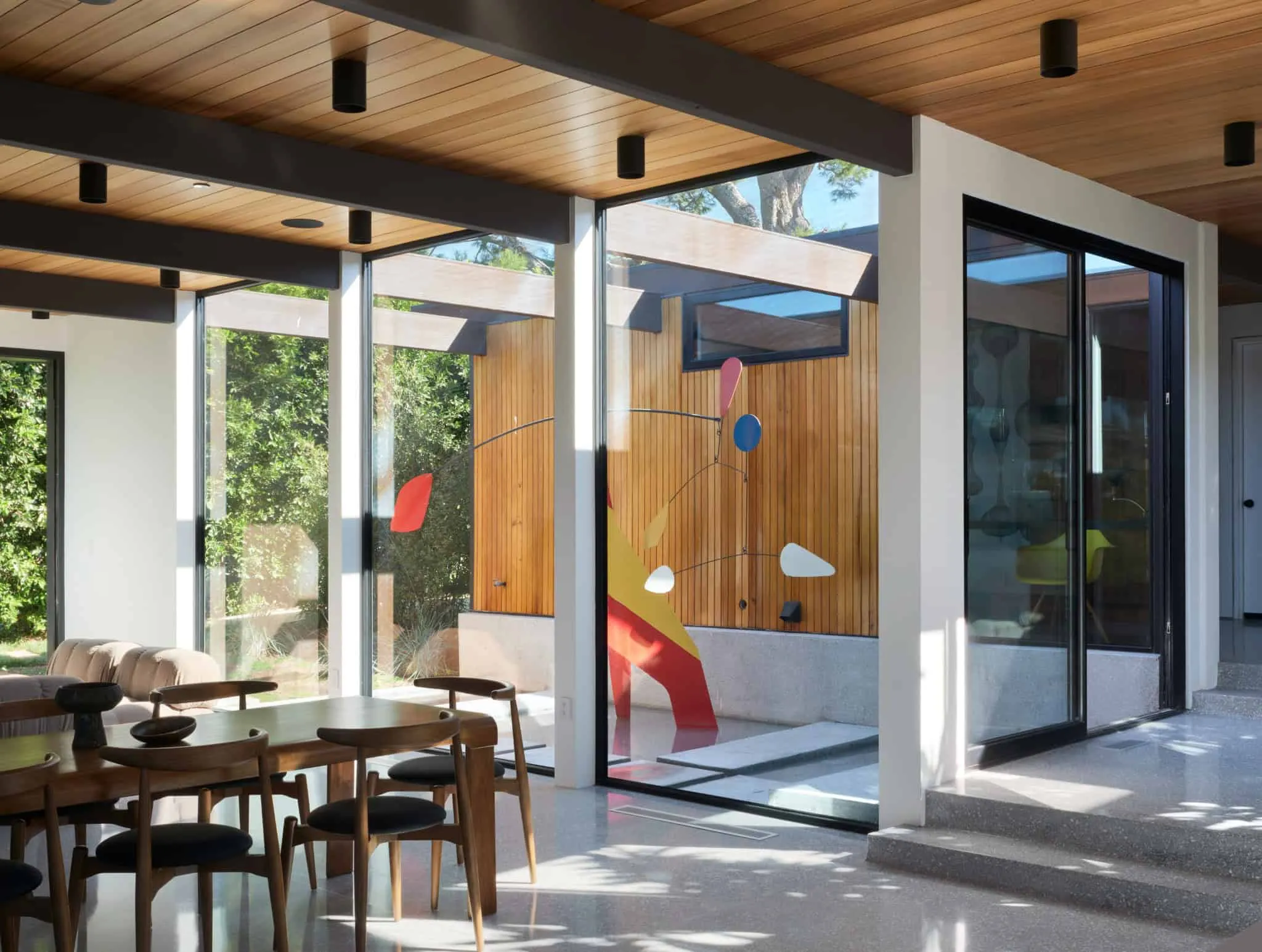 Malibu Glass Box House 庭院雕塑，Klopf Architecture 设计 – 马拉白，加州