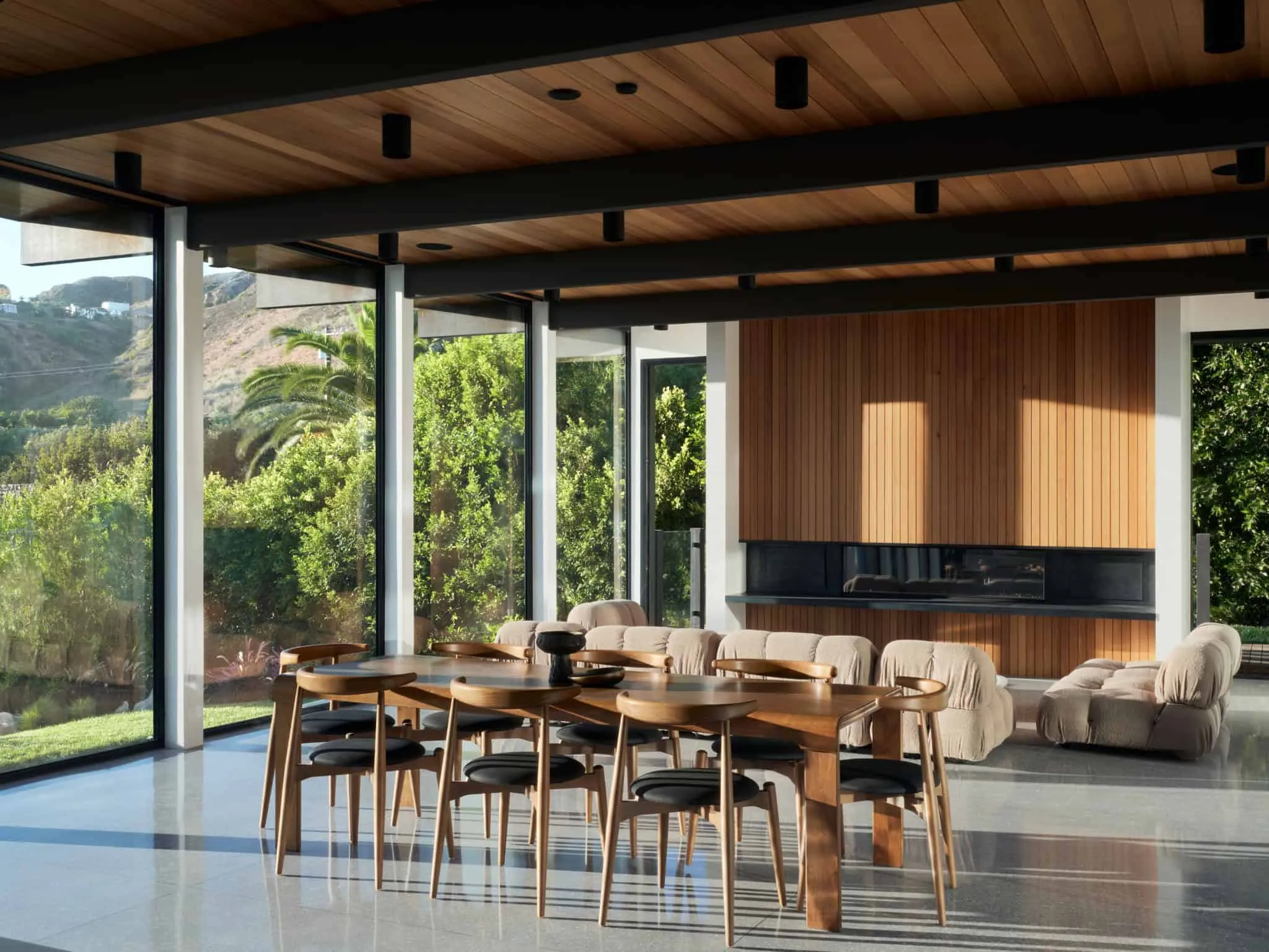 Malibu Glass Box House 餐厅与客厅结合，Klopf Architecture 设计 – 马拉白，加州