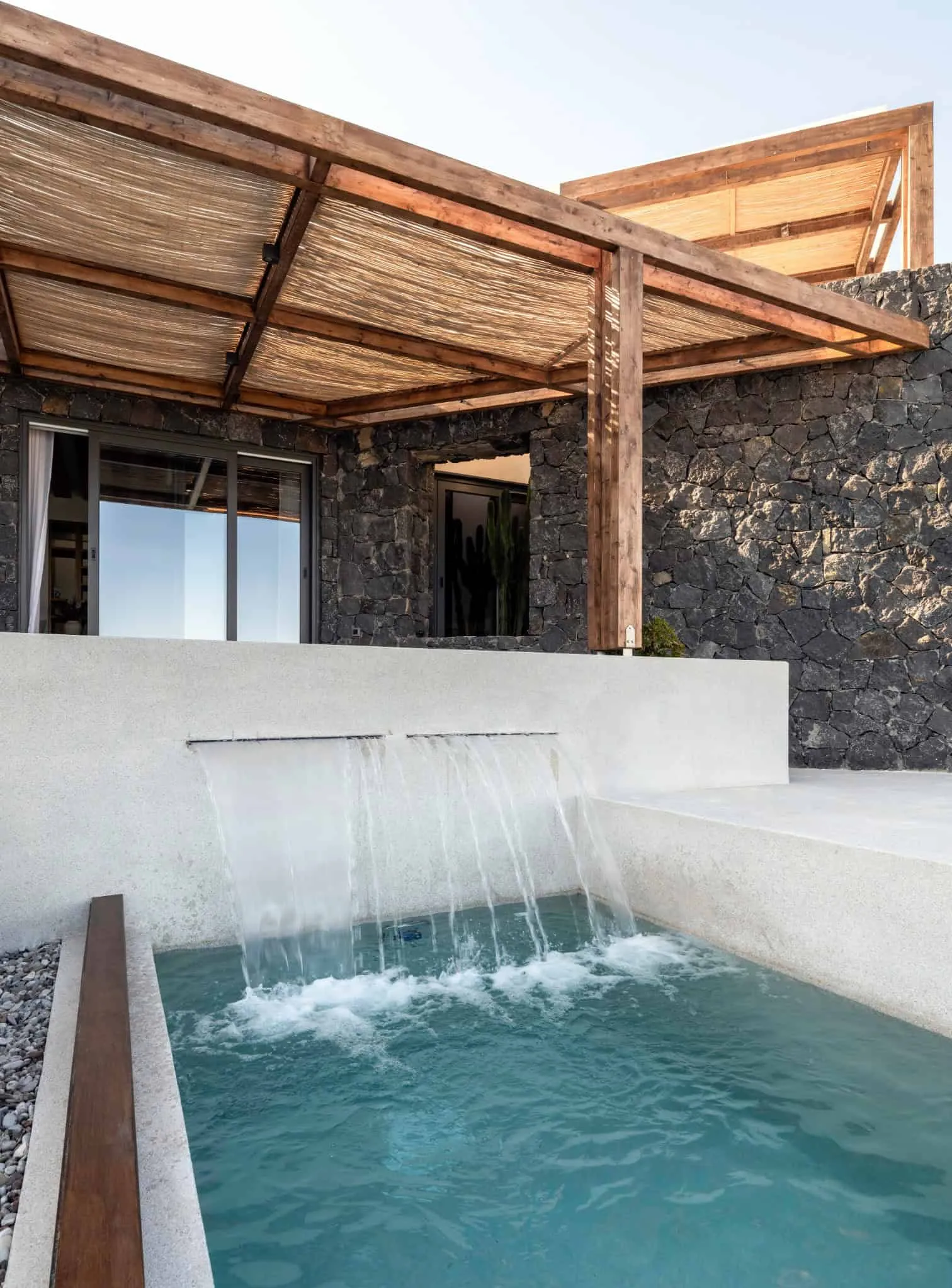 KKMK Architects拍摄的白 magma 房屋泳池瀑布，圣托里尼