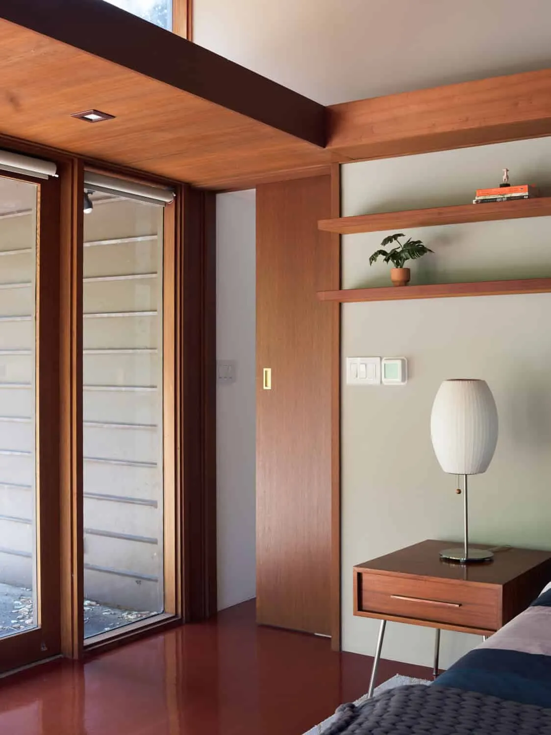 奥洛夫·达尔斯特兰德住宅卧室床头柜与灯具细节，由Klopf Architecture设计，奥林达，加利福尼亚州，美国