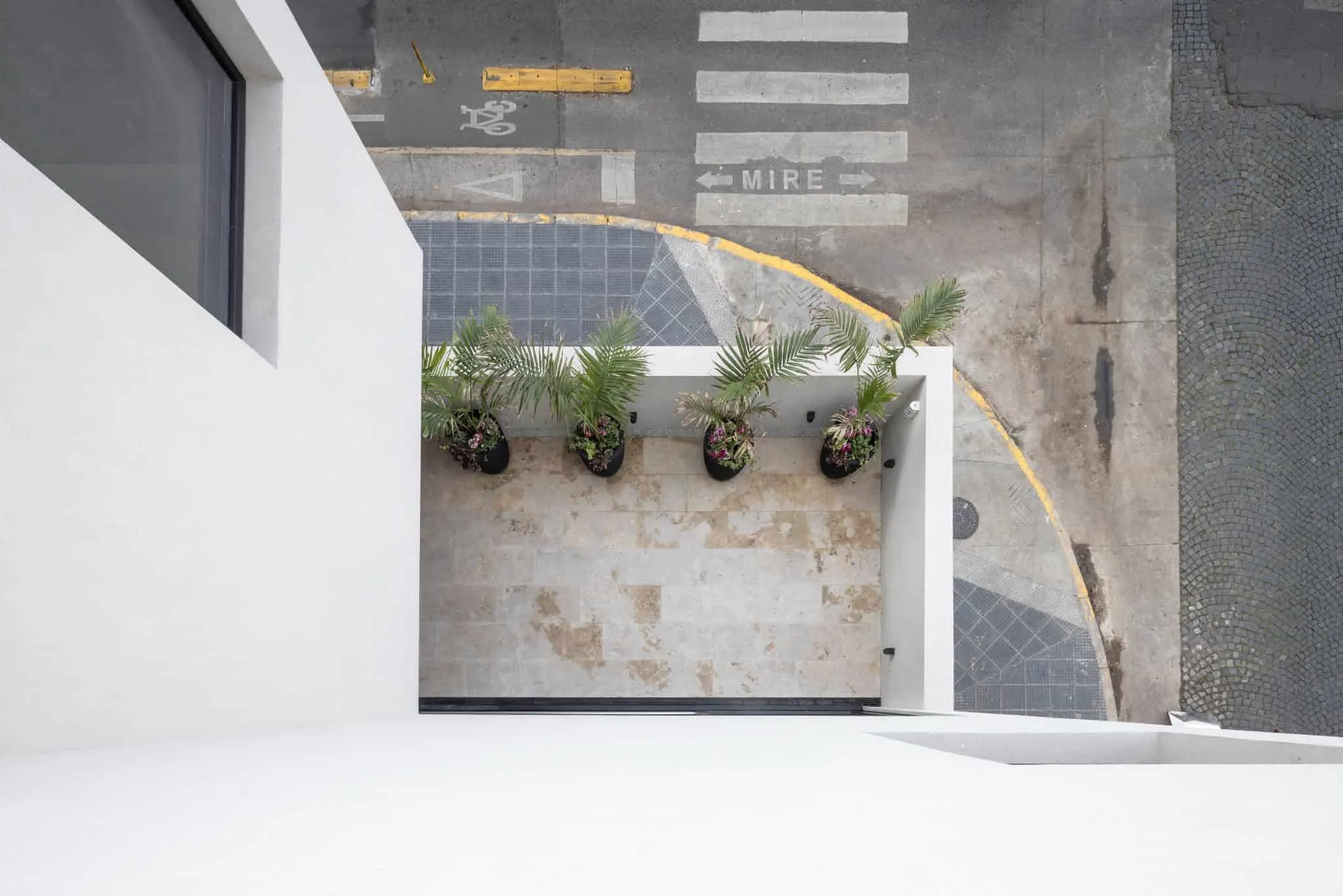 OADD Arquitectos设计的曼努э拉·佩德拉斯住宅——从高处俯瞰庭院，乌尔基萨区，布宜诺斯艾利斯