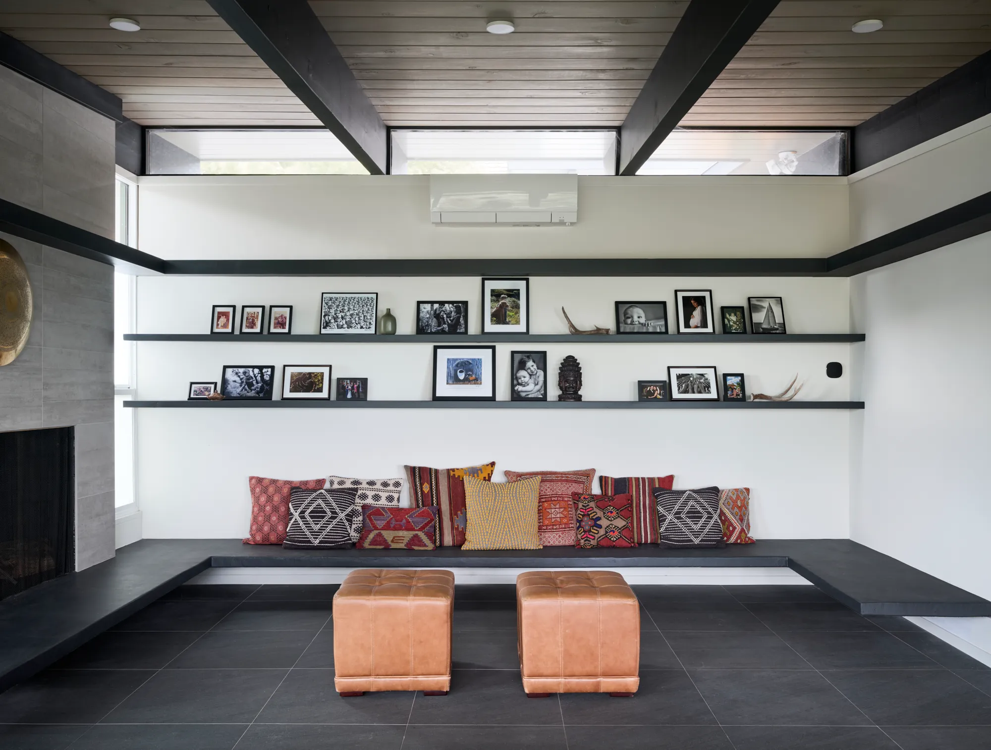 Klopf Architecture翻新mid-century现代风格住宅——客厅画廊，奥林达，美国