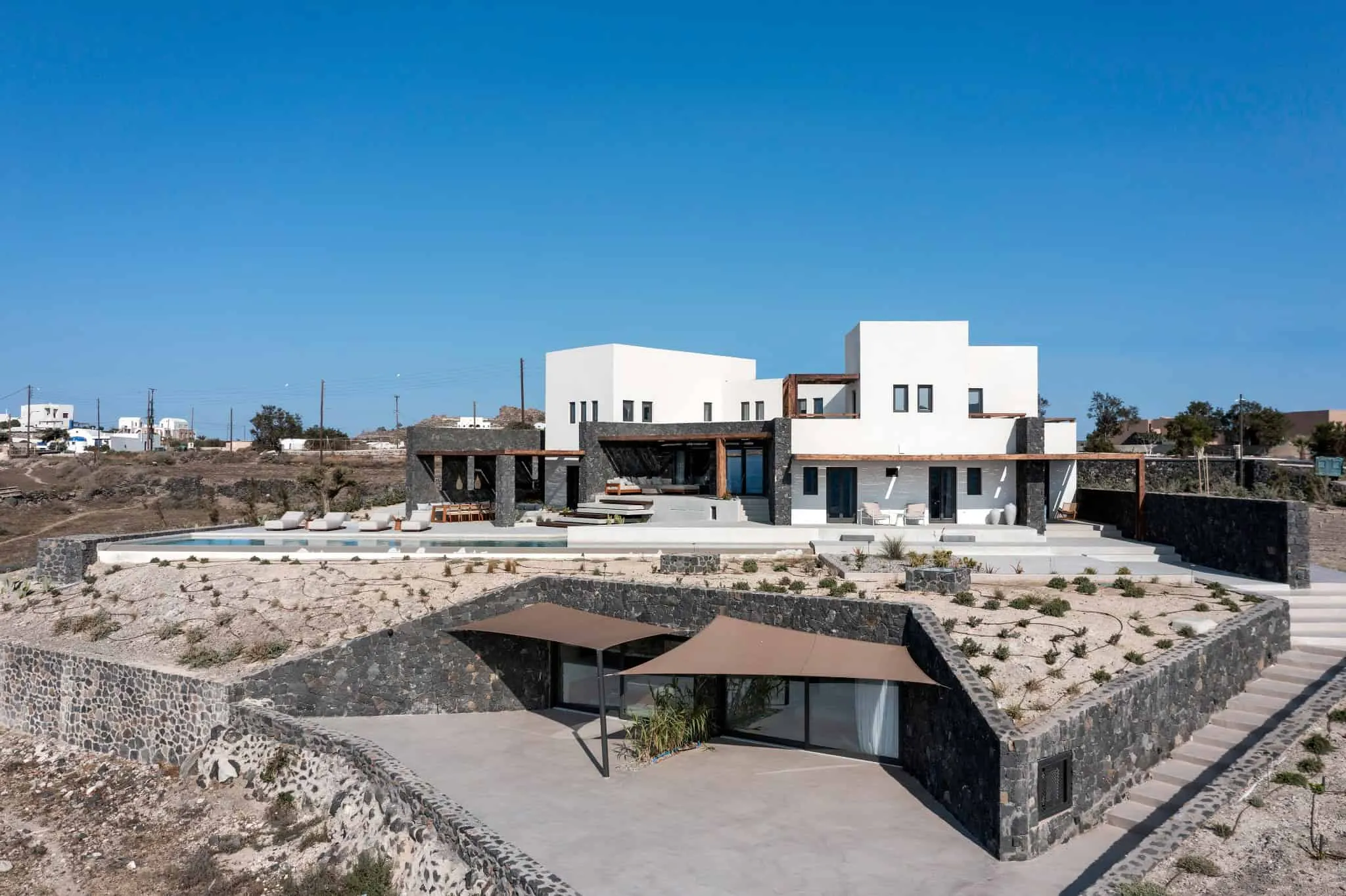 KKMK Architects拍摄的白 magma 房屋岩石景观，圣托里尼