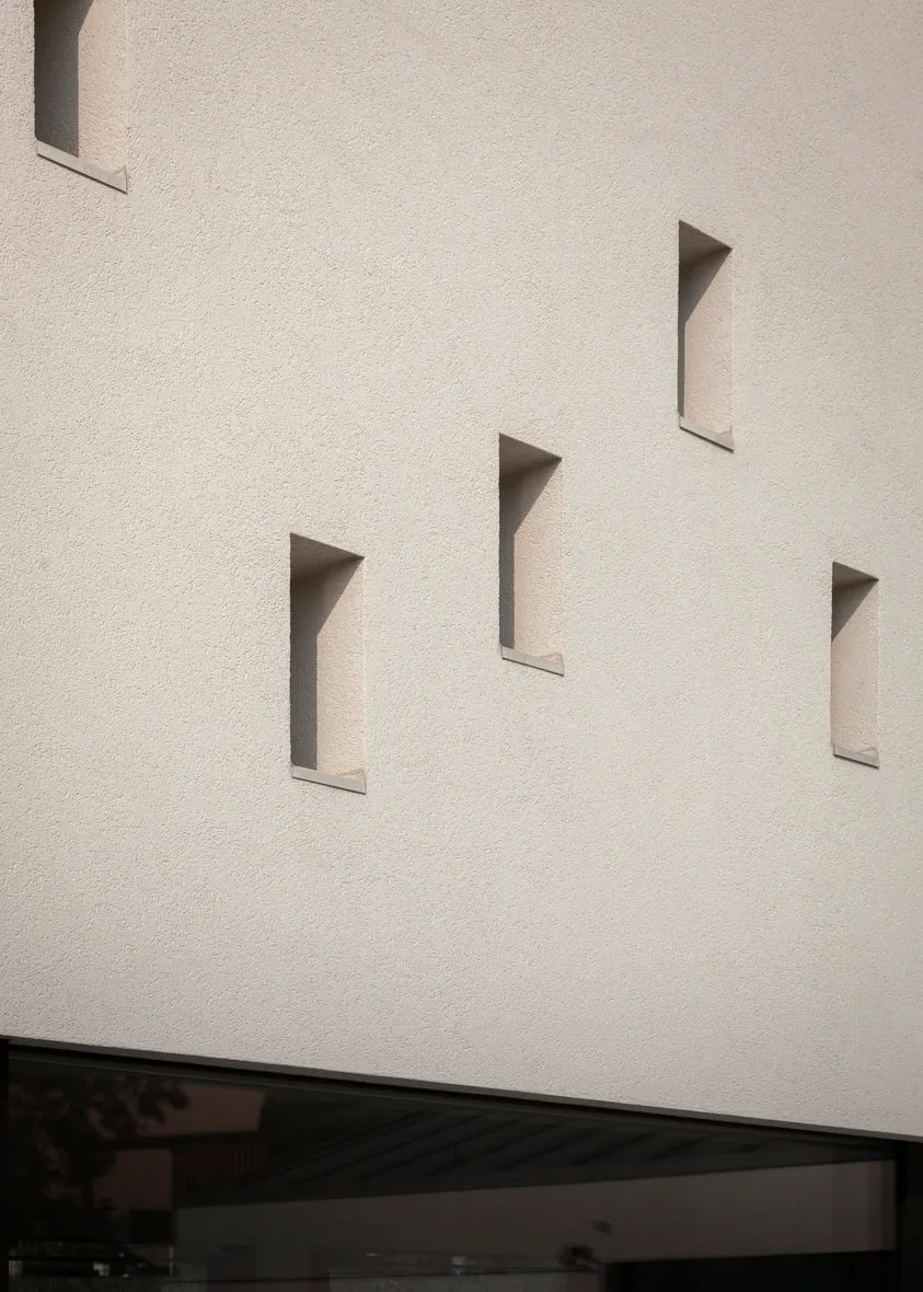 Casa con patio interior en Valpolicella de ABCPLUS Studio, detalles de ventilación en fachada, Verona, Italia