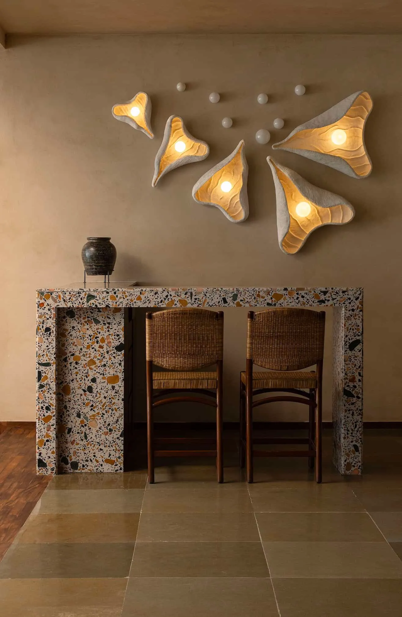 带有石板台面和个性化照明的酒吧