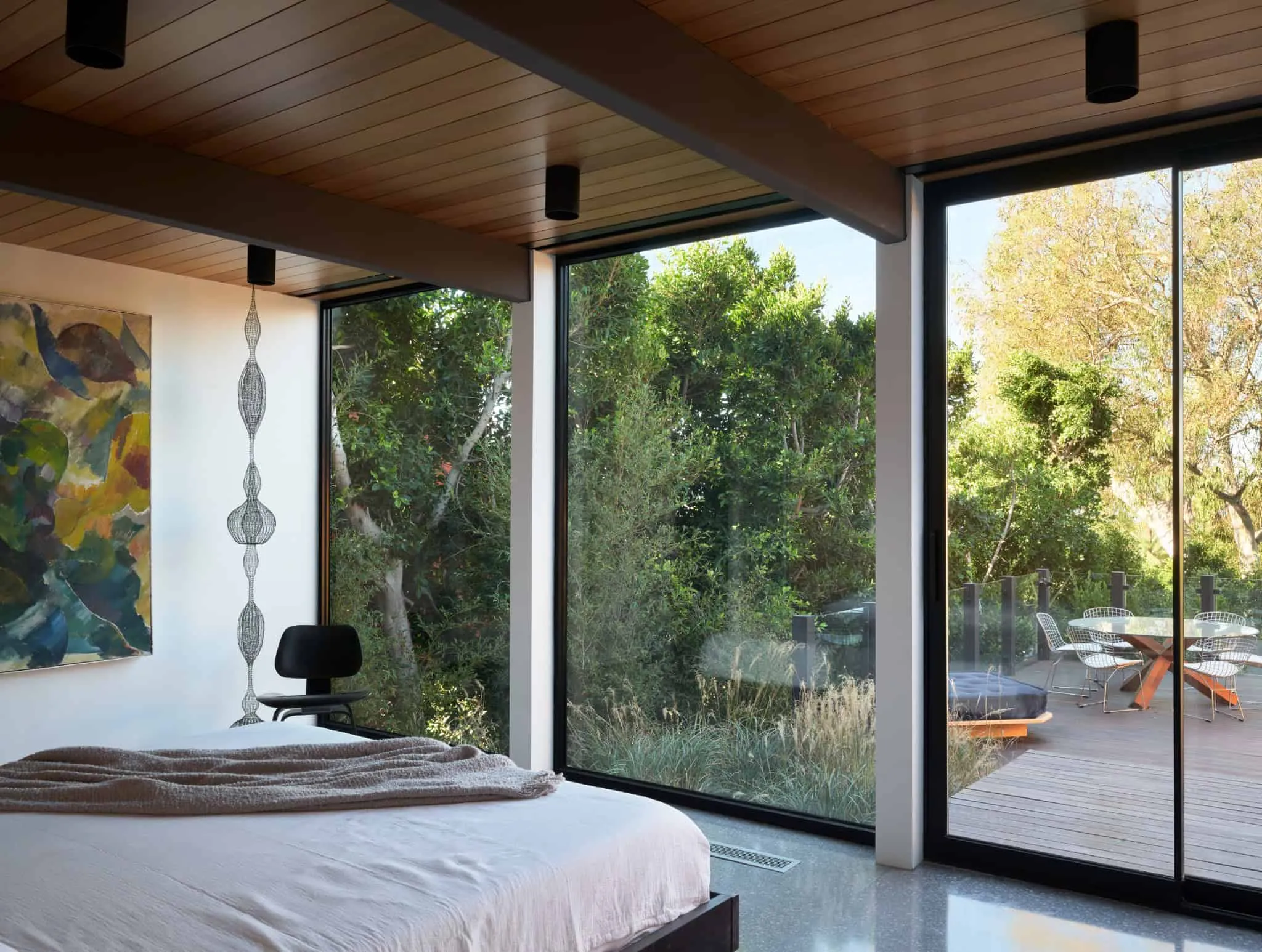 Malibu Glass Box House 卧室与露台角落，Klopf Architecture 设计 – 马拉白，加州