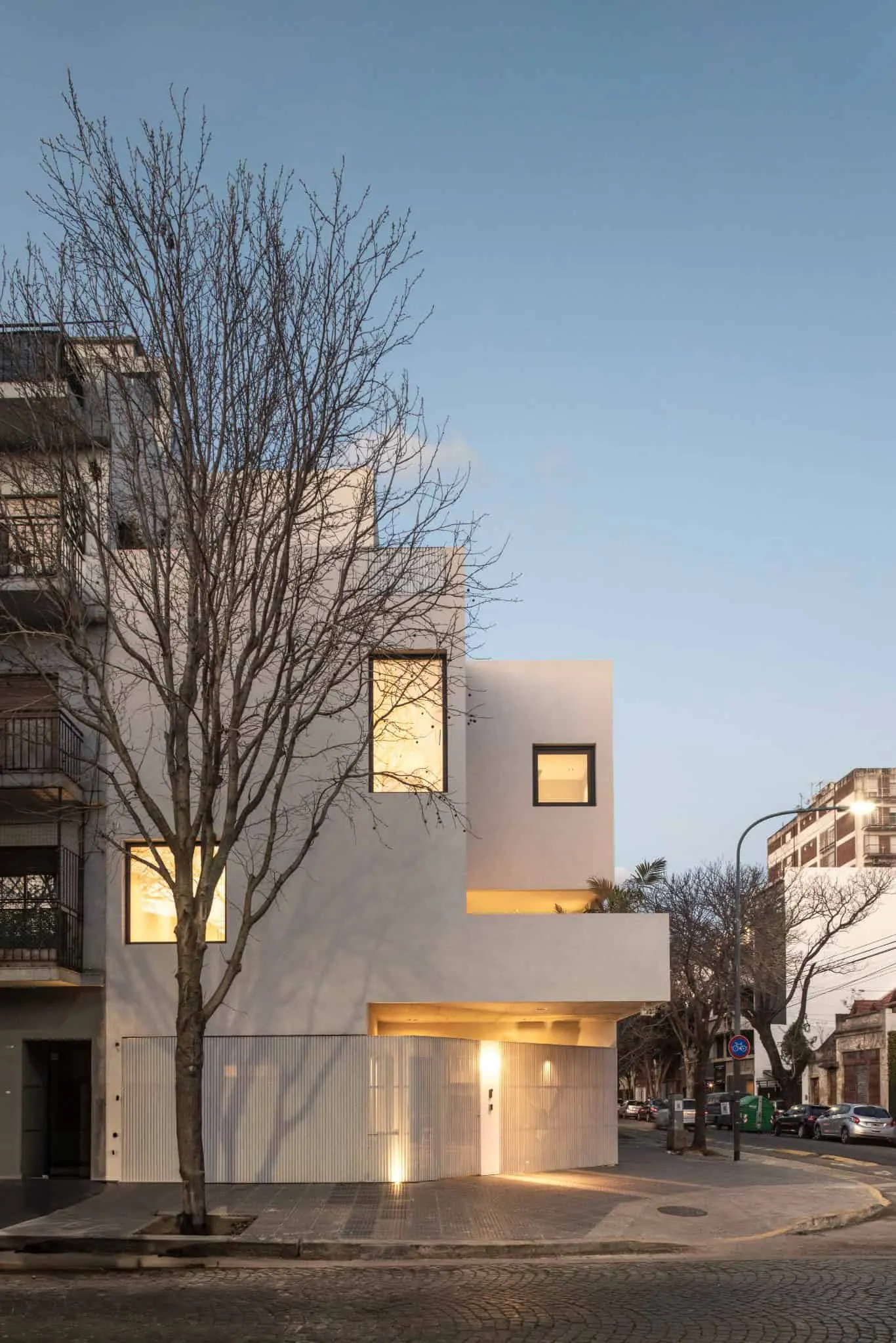 OADD Arquitectos设计的曼努э拉·佩德拉斯住宅——夜间立面视角，乌尔基萨区，布宜诺斯艾利斯