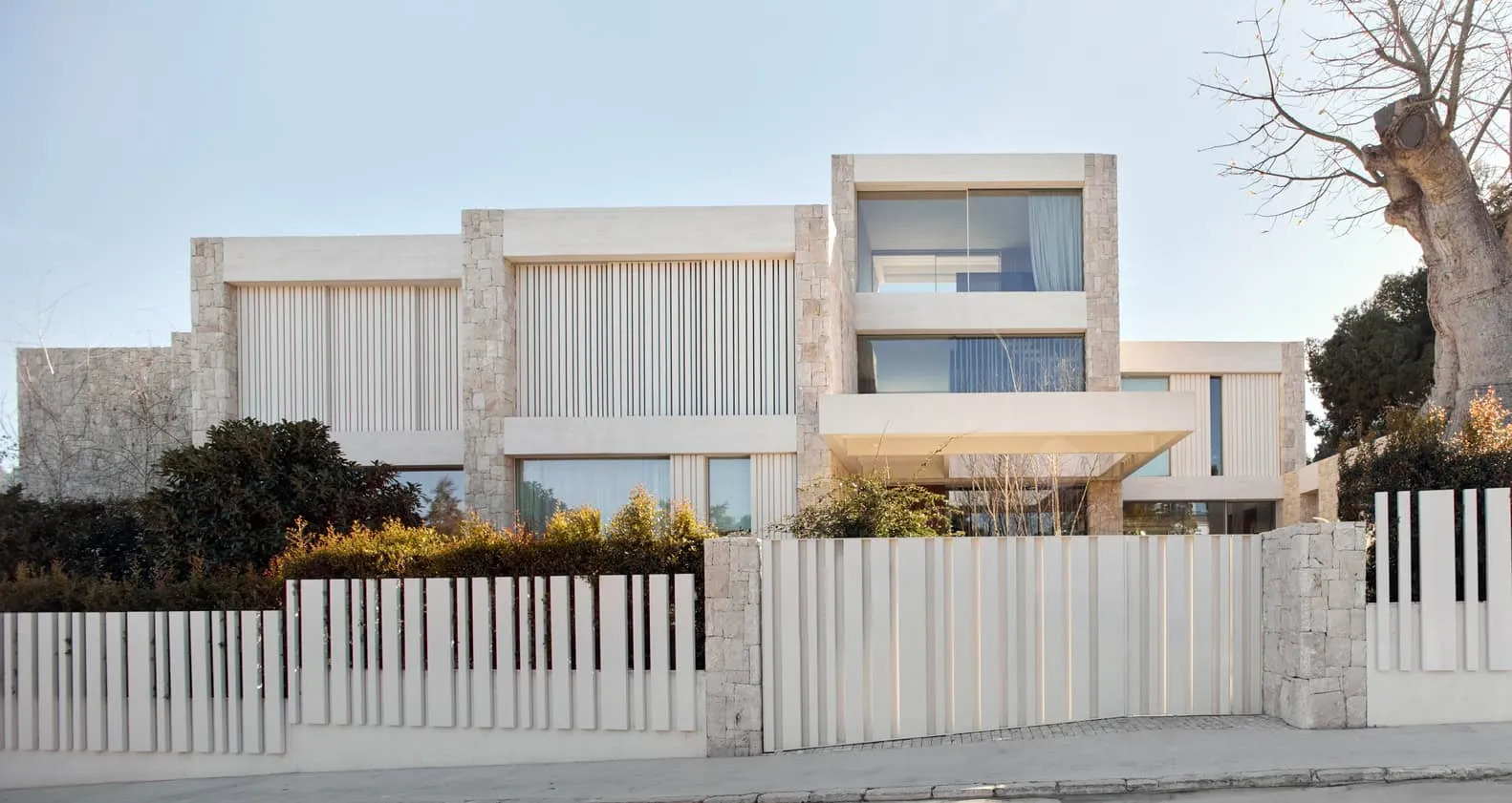 拉莫恩·埃斯特韦工作室的雅卡兰达之家——街道立面，瓦伦西亚，西班牙