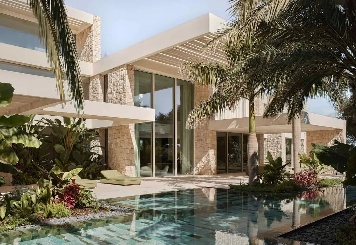 拉莫恩·埃斯特韦工作室的雅卡兰达之家——带石墙泳池立面，瓦伦西亚，西班牙