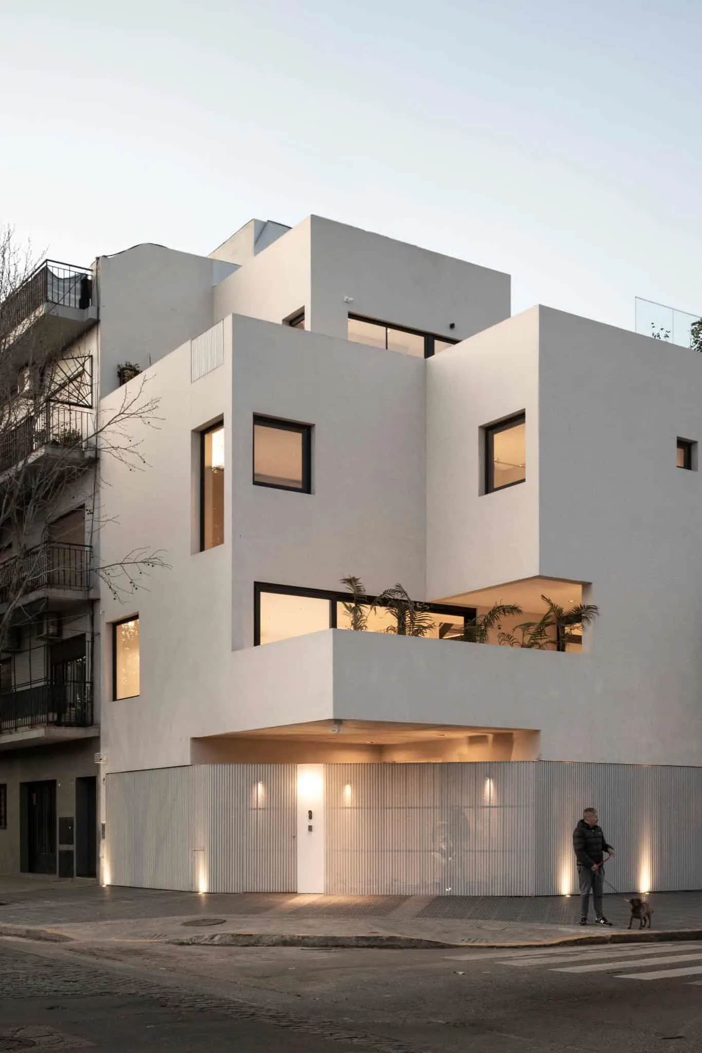 OADD Arquitectos设计的曼努э拉·佩德拉斯住宅——夜晚转角立面，乌尔基萨区，布宜诺斯艾利斯