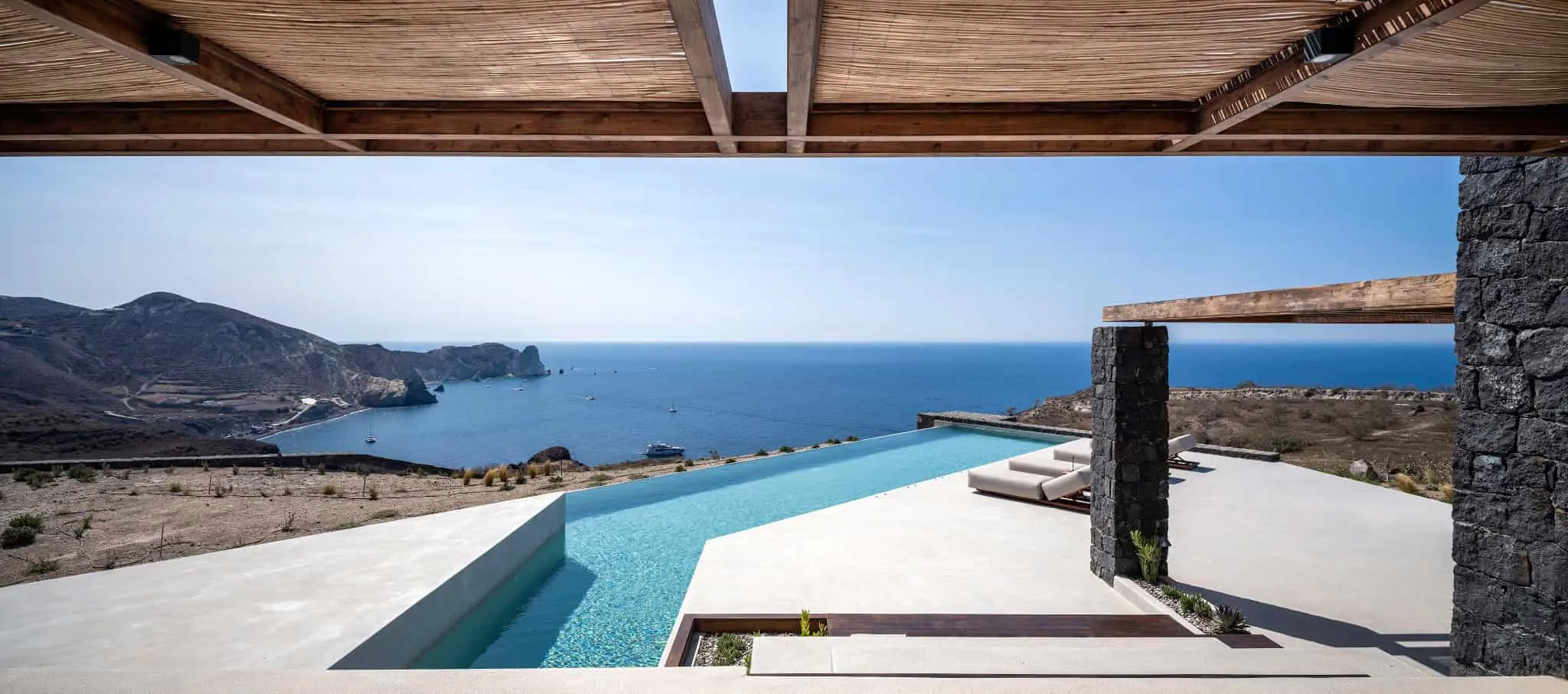 KKMK Architects拍摄的白 magma 房屋全景海景露台，圣托里尼