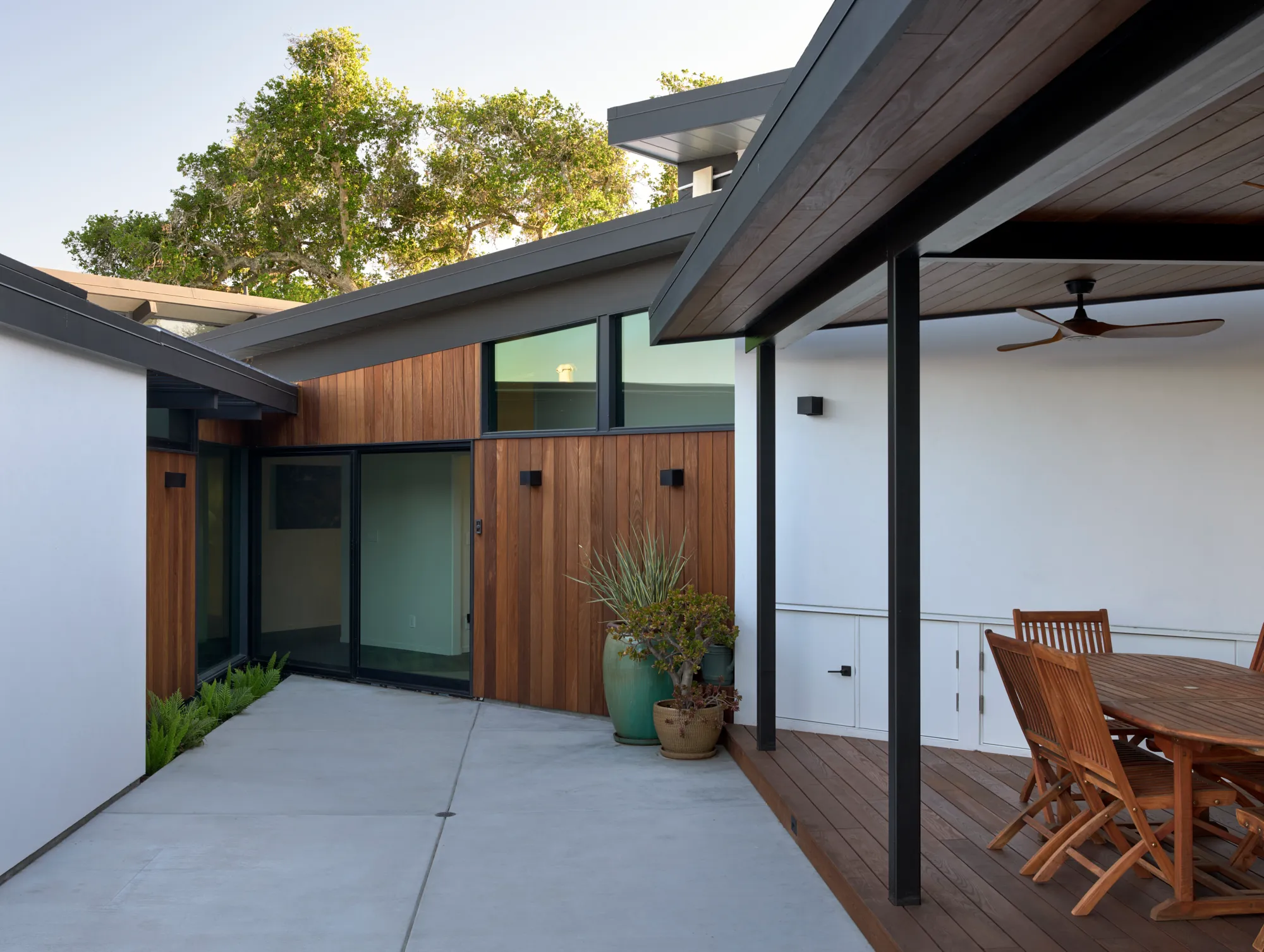 Klopf Architecture翻新mid-century现代风格住宅——庭院过渡空间，奥林达，美国