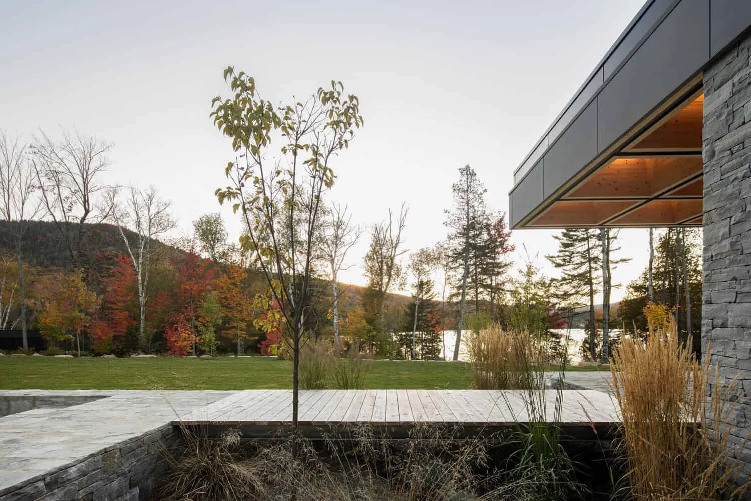 Relaxation space with open view from the La Baie de l'Ours house