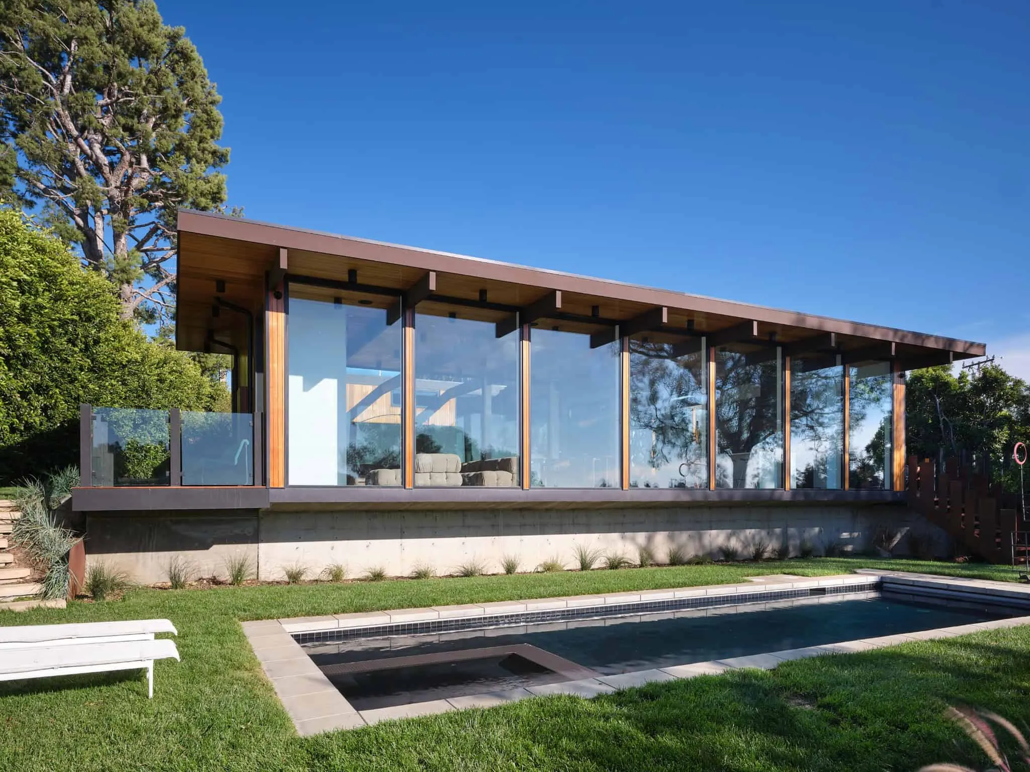 Malibu Glass Box House 住宅泳池立面宽视角，Klopf Architecture 设计 – 马拉白，加州