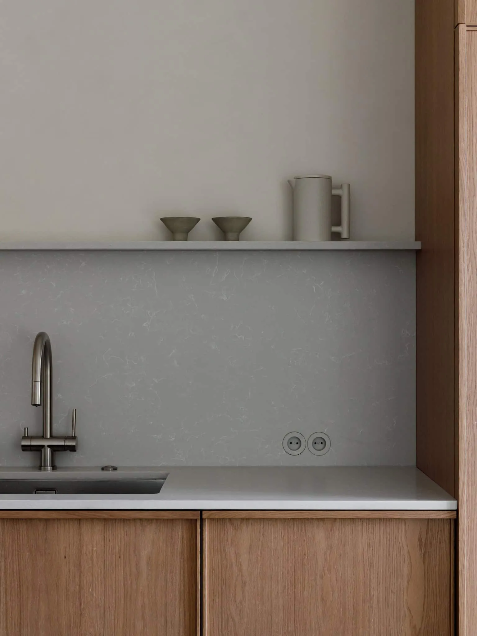Lesoparkovy apartment — kitchen sink with pitcher and cups on shelf, STARIKOVA.ARCHITECTS, Chelyabinsk