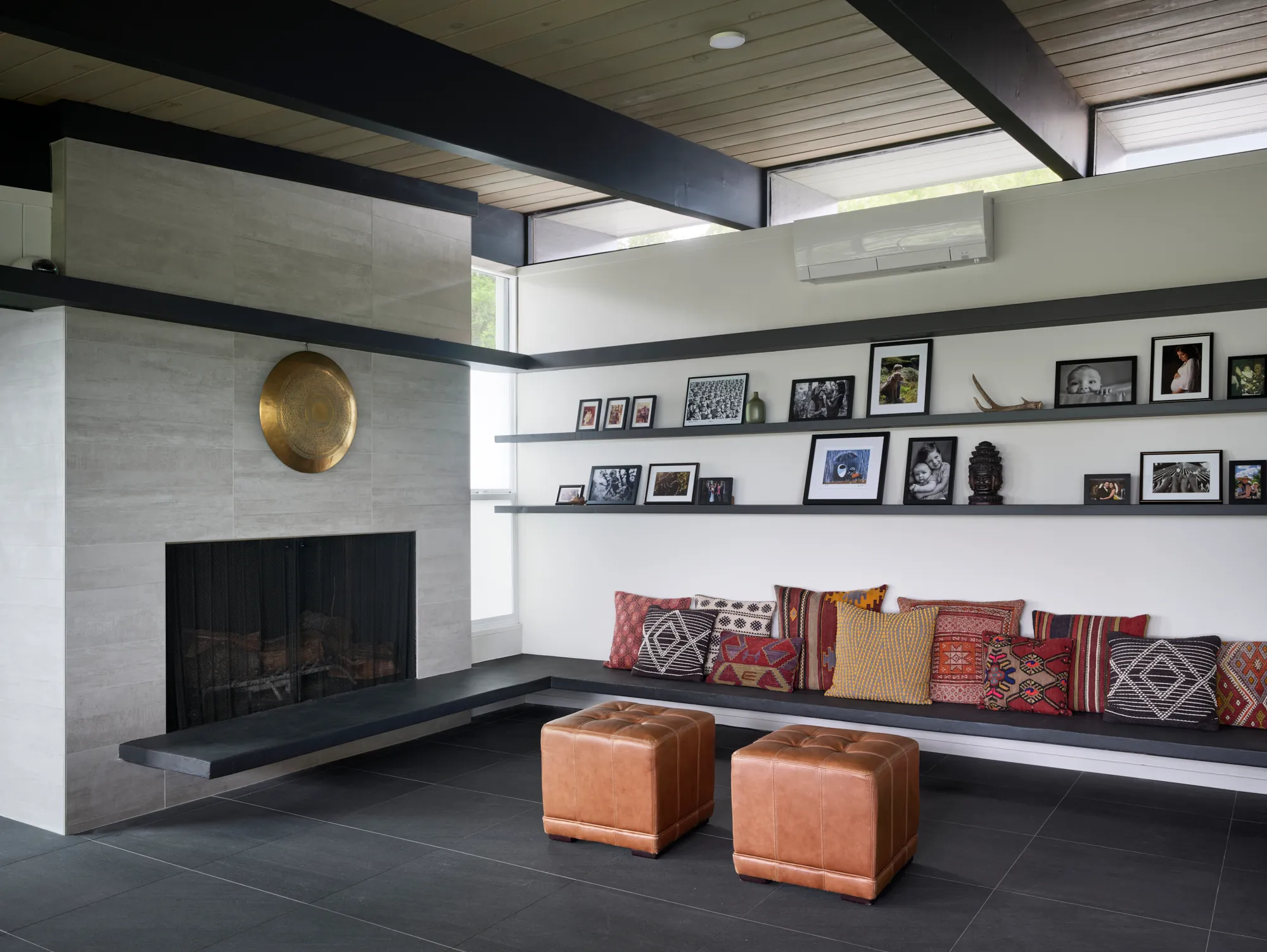 Klopf Architecture翻新mid-century现代风格住宅——客厅壁炉，奥林达，美国