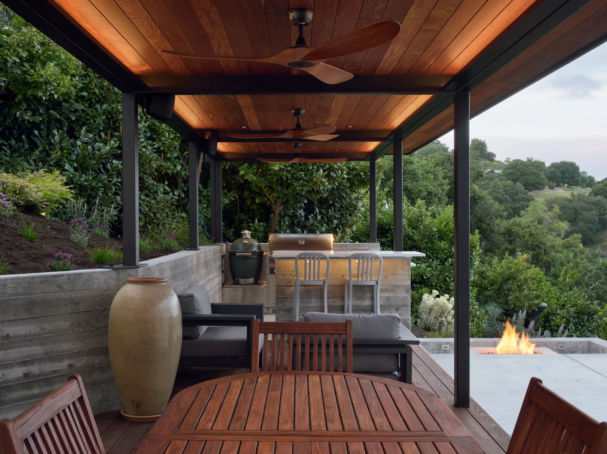 Klopf Architecture翻新mid-century现代风格住宅——带有酒吧和壁炉的遮蔽露台，奥林达，美国