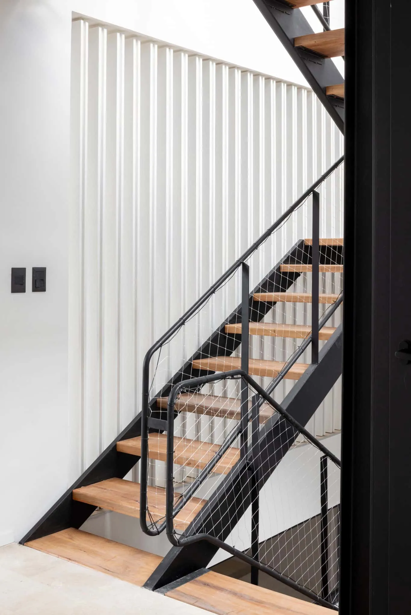 OADD Arquitectos设计的曼努э拉·佩德拉斯住宅——钢材与木材楼梯细节，乌尔基萨区，布宜诺斯艾利斯