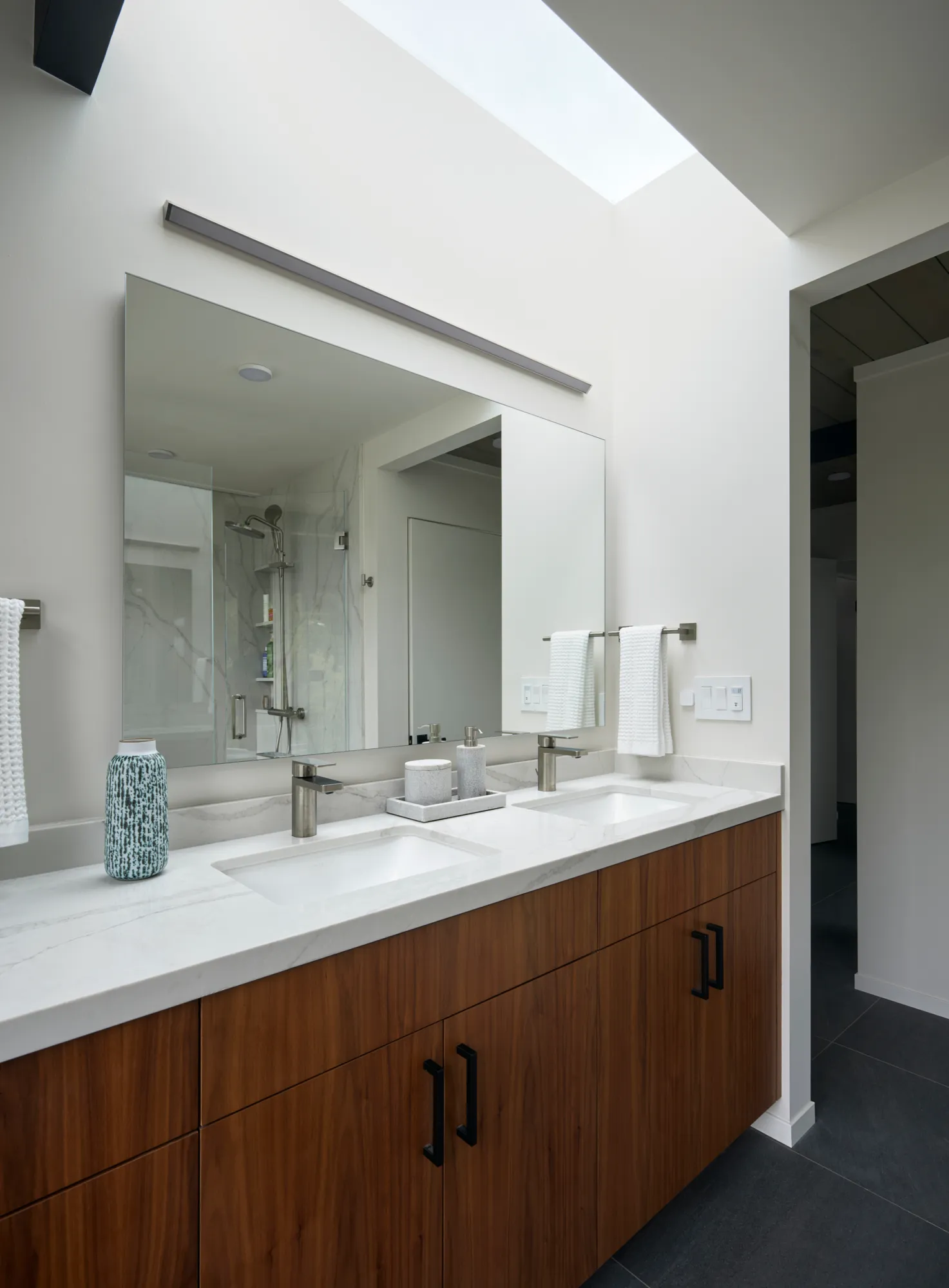 Klopf Architecture翻新mid-century现代风格住宅——双盆浴室，奥林达，美国