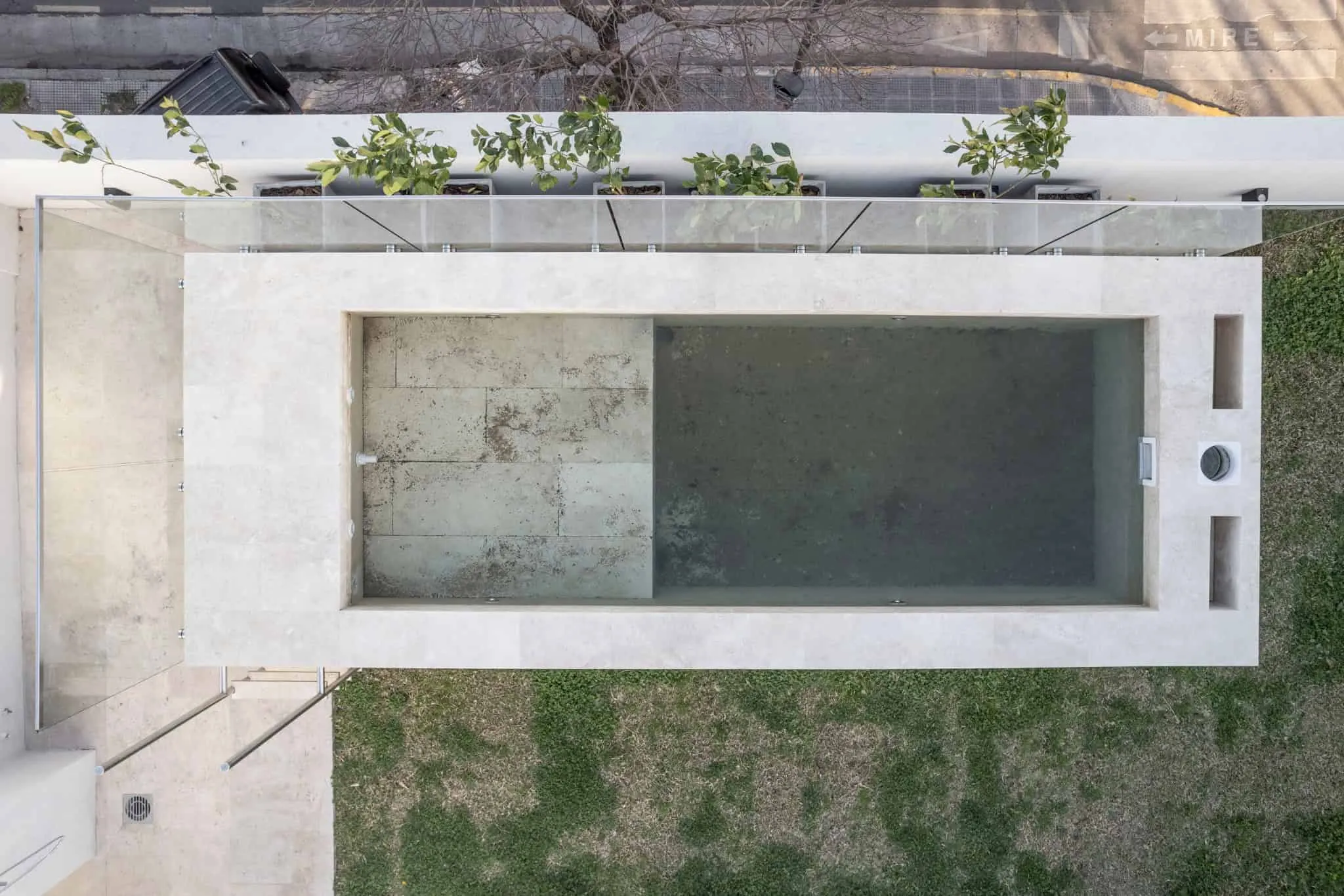 OADD Arquitectos设计的曼努э拉·佩德拉斯住宅——泳池俯视图，乌尔基萨区，布宜诺斯艾利斯