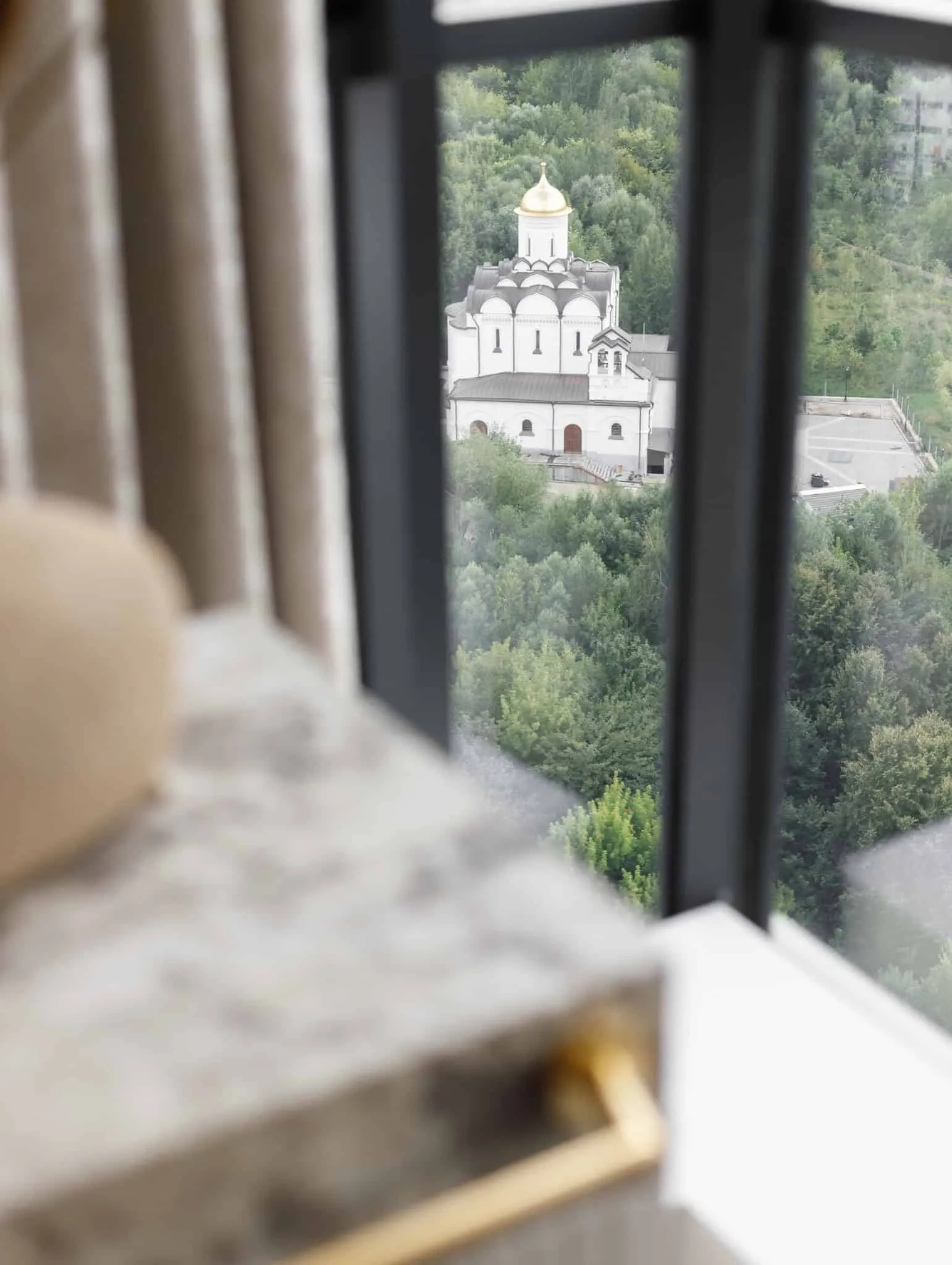 尤莉亚·斯塔里科娃私人窗外教堂景色