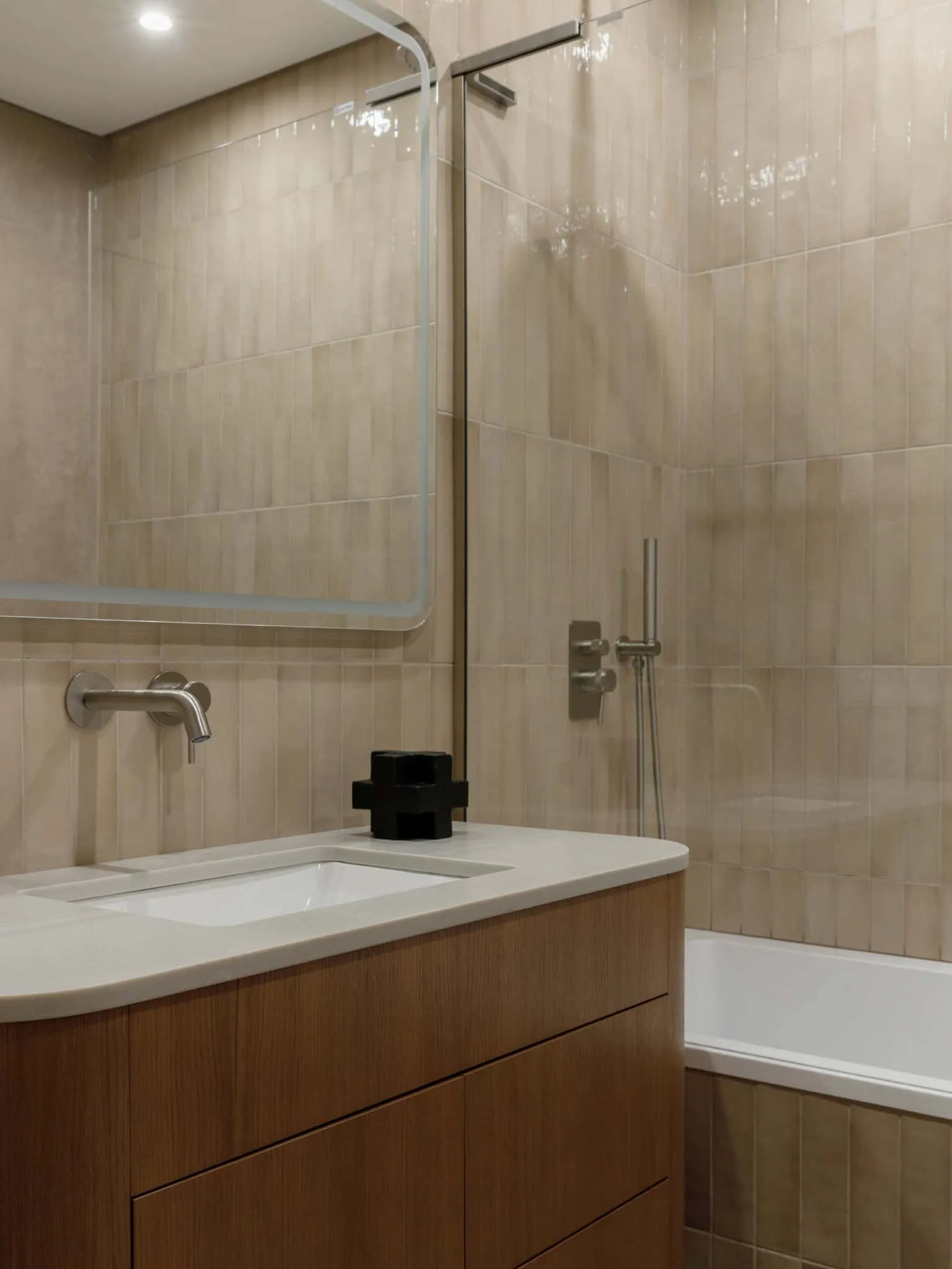 Lesoparkovy apartment — bathroom and bathtub with tiles, STARIKOVA.ARCHITECTS, Chelyabinsk