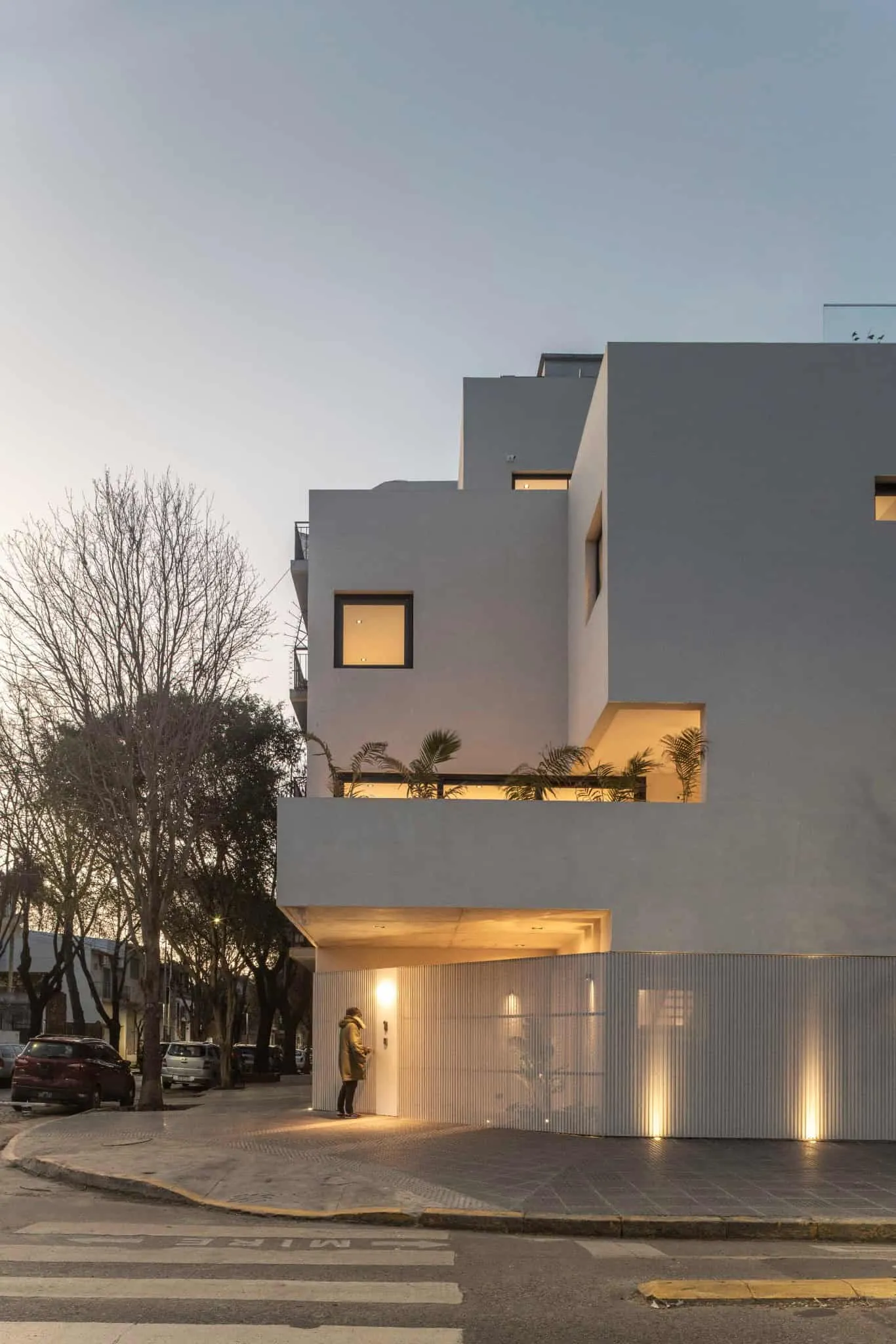 OADD Arquitectos设计的曼努э拉·佩德拉斯住宅——夜晚转角视角，乌尔基萨区，布宜诺斯艾利斯