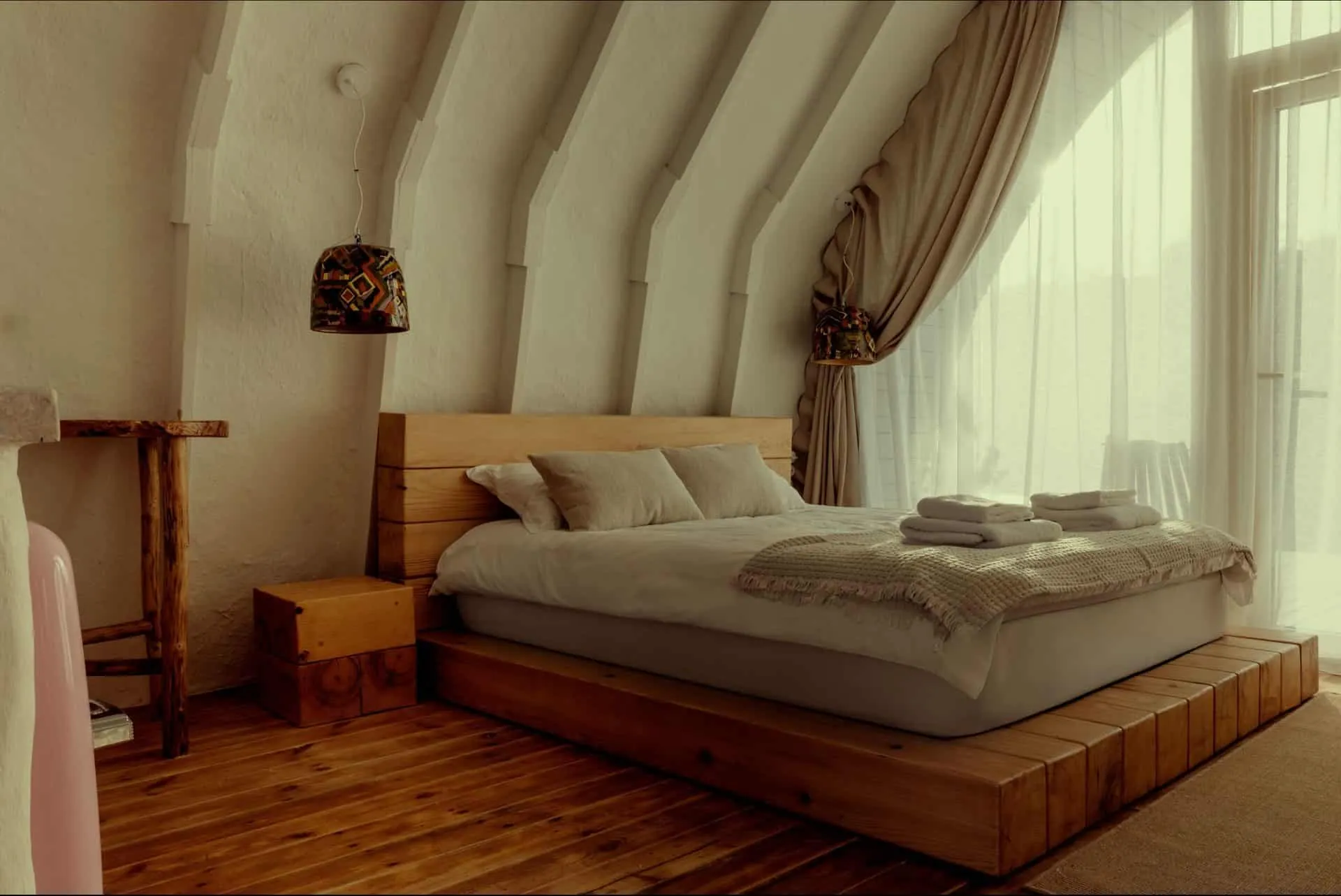 LH47 ARCH 摩尔多瓦平台木床白天卧室