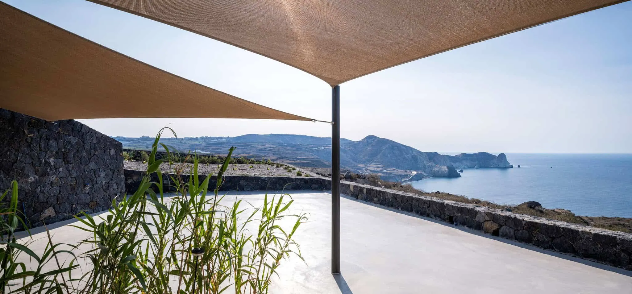 KKMK Architects拍摄的白 magma 房屋带遮阳棚露台，圣托里尼