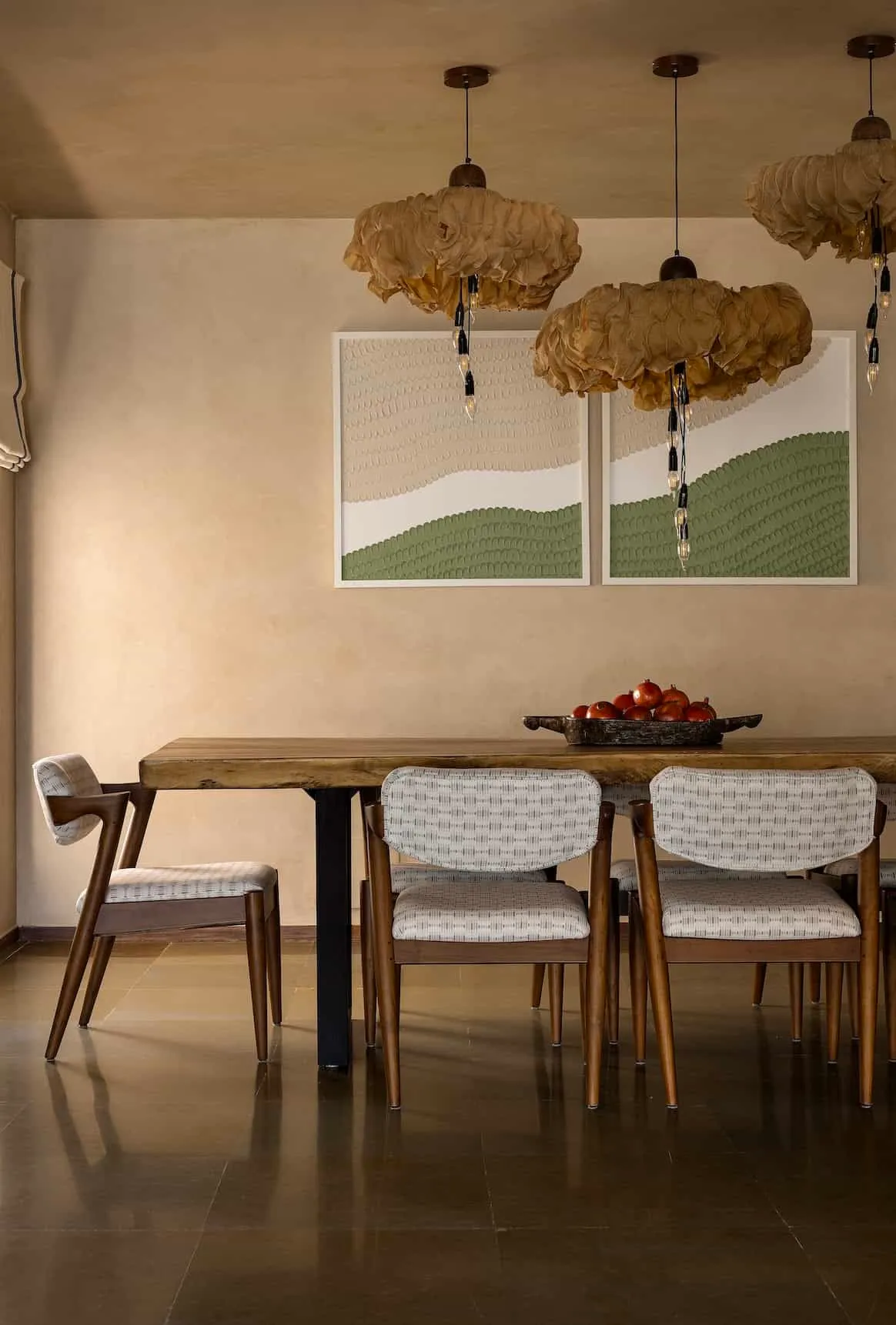 Kora Home 中的手工墙面和泥土色调