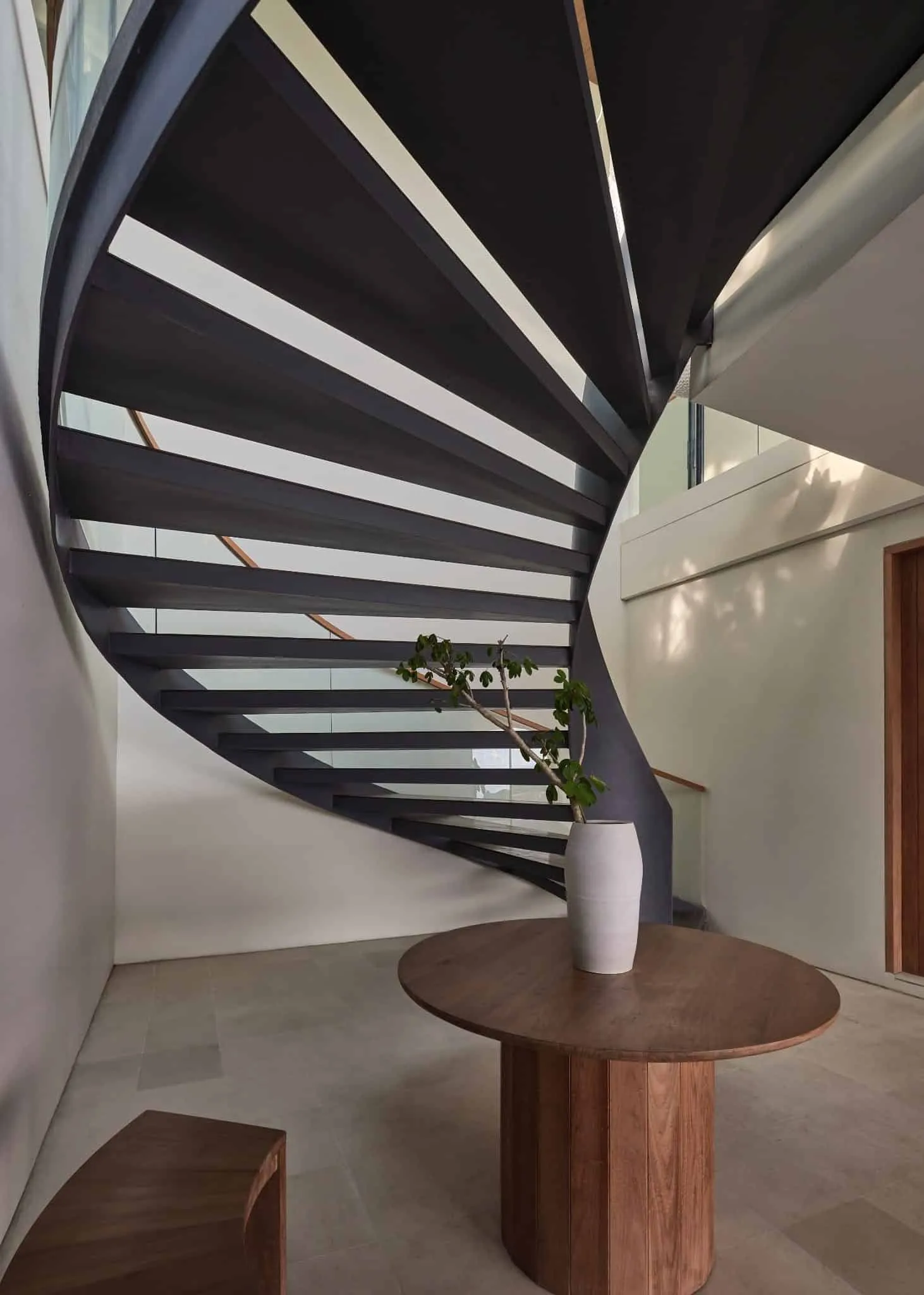 Скульптурна спіральна сходинка вілли Боже за Алексисом Дорнієром, Ломбок, Індонезія