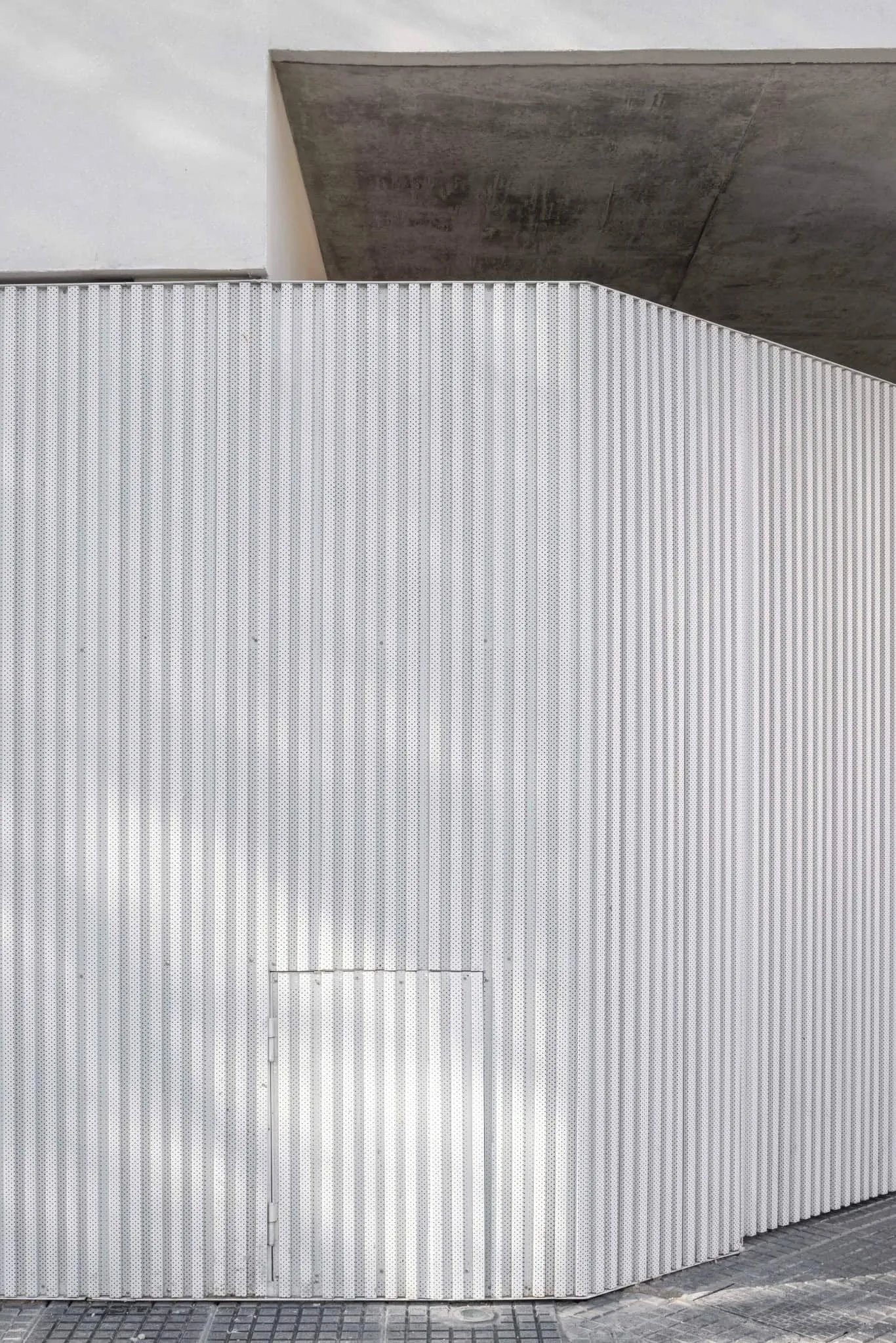 OADD Arquitectos设计的曼努э拉·佩德拉斯住宅——车库门细节，乌尔基萨区，布宜诺斯艾利斯