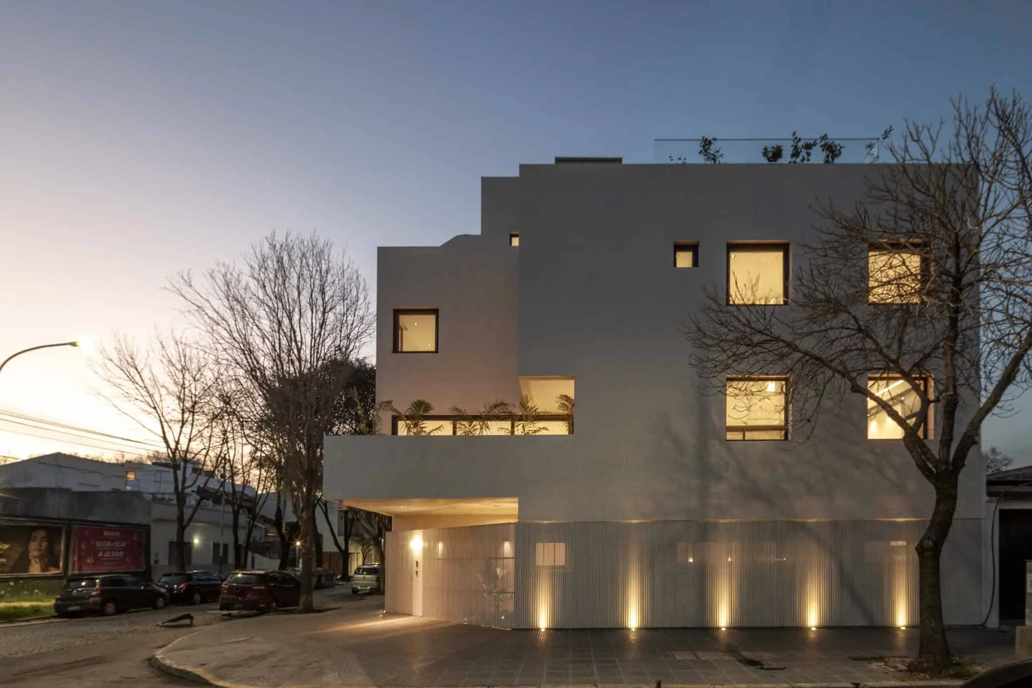 OADD Arquitectos设计的曼努э拉·佩德拉斯住宅——夜晚街道树木立面，乌尔基萨区，布宜诺斯艾利斯