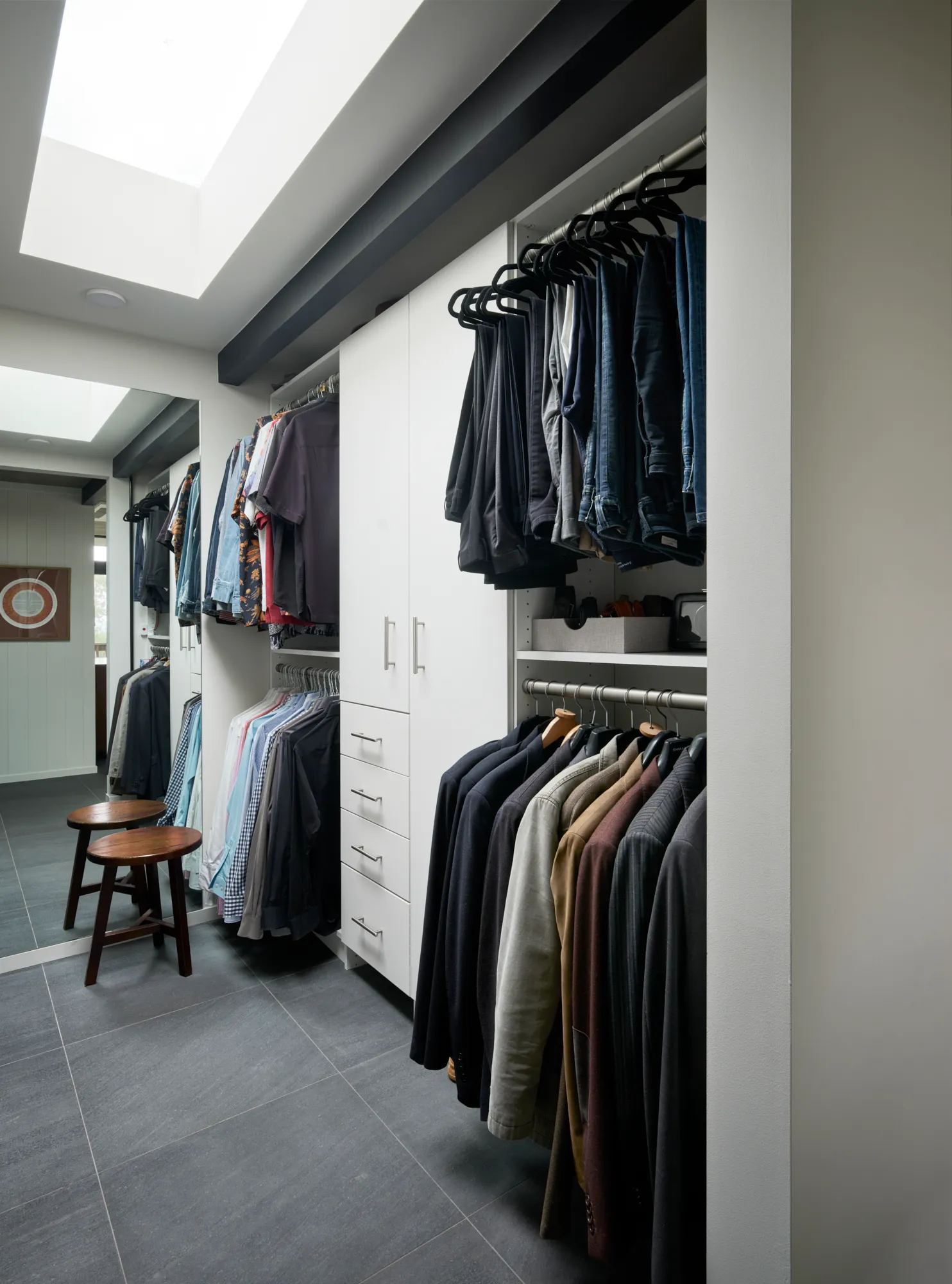 Klopf Architecture翻新mid-century现代风格住宅——带灯的衣帽间，奥林达，美国