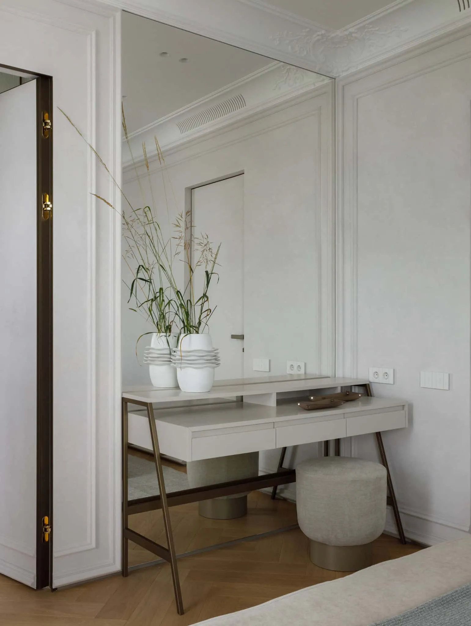 尤莉亚·斯塔里科娃私人床头柜角落照片，莫斯科