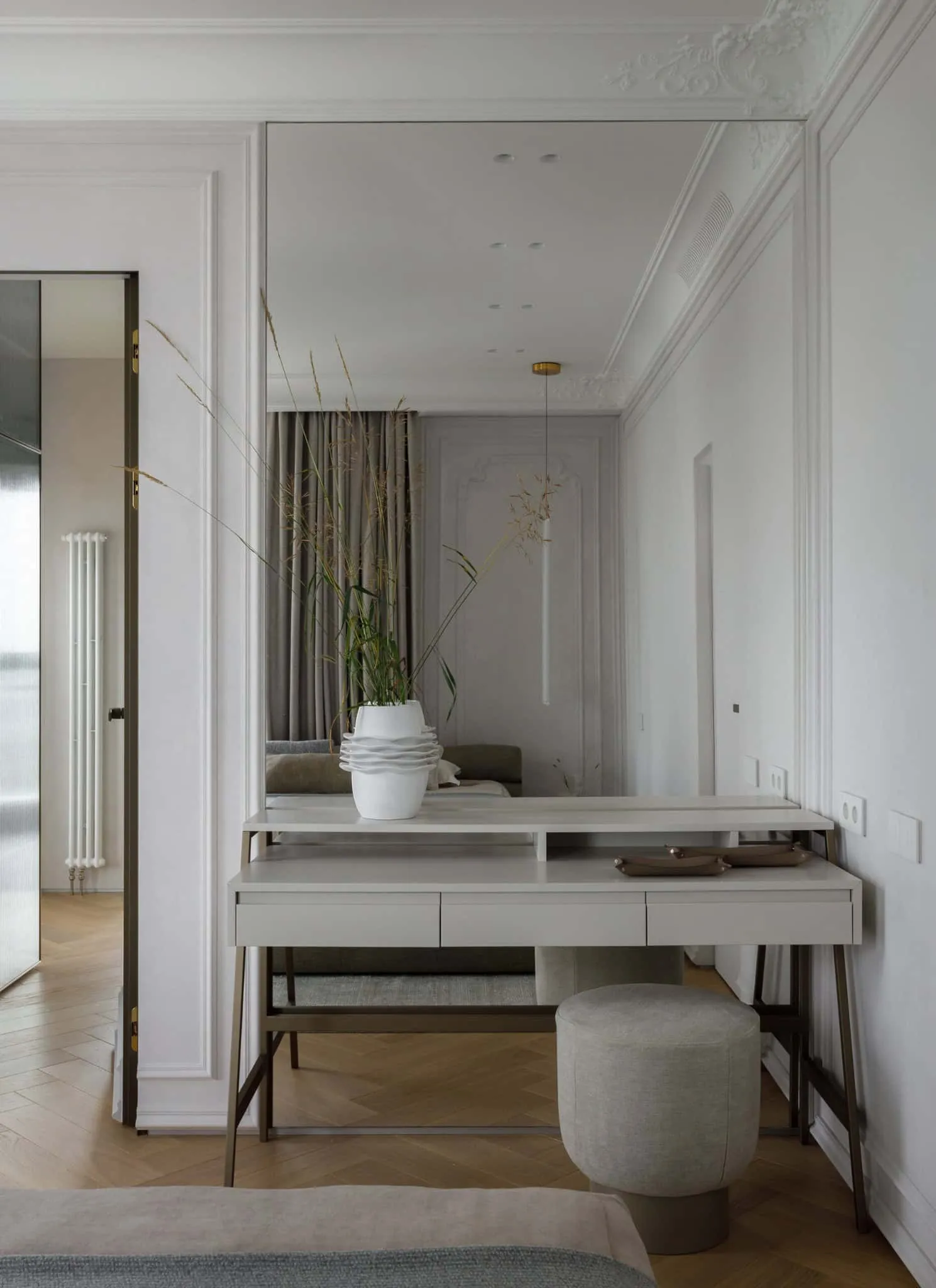 尤莉亚·斯塔里科娃私人床头柜与镜子，莫斯科