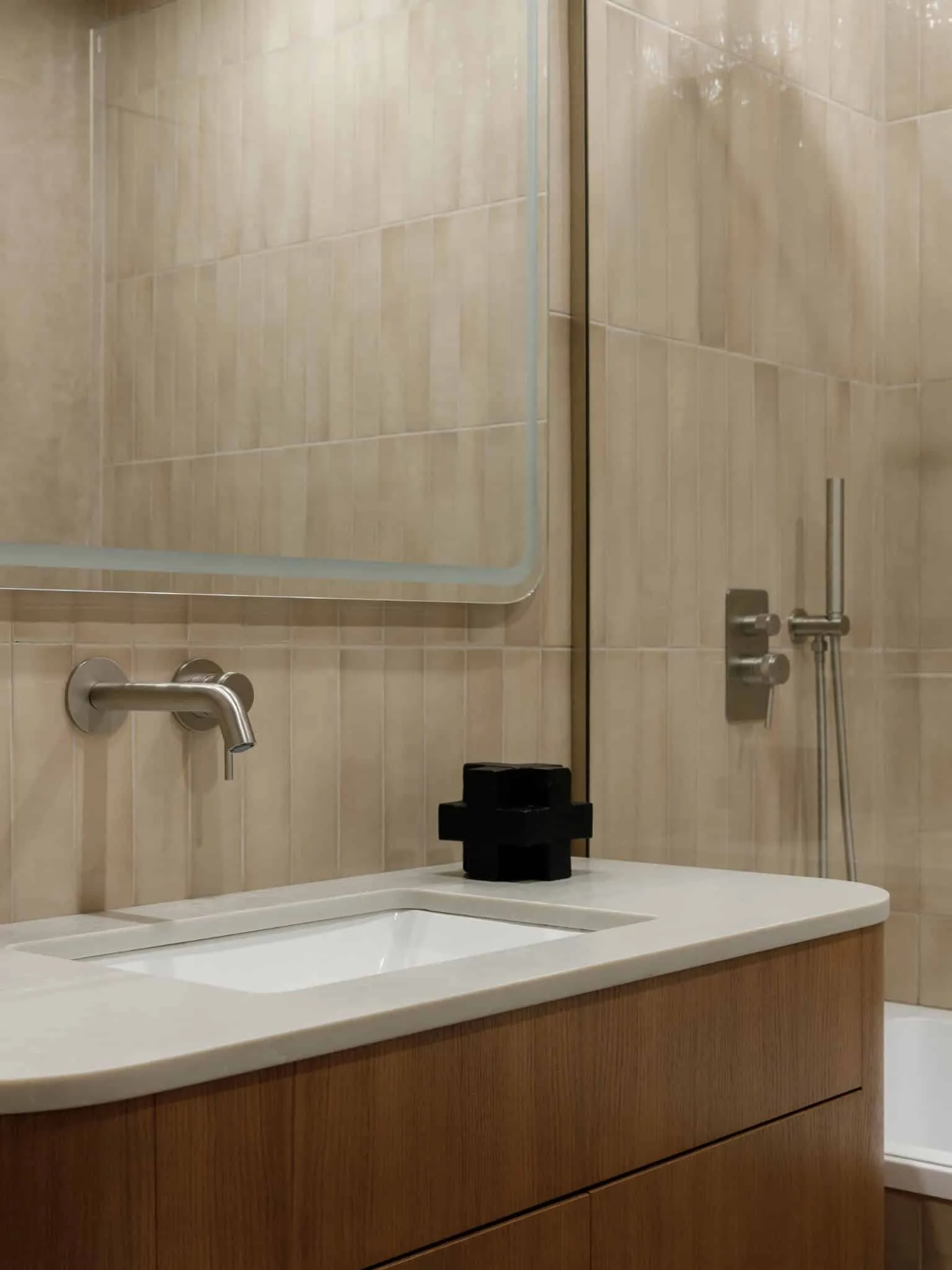 Lesoparkovy apartment — sink detail in bathroom, STARIKOVA.ARCHITECTS, Chelyabinsk