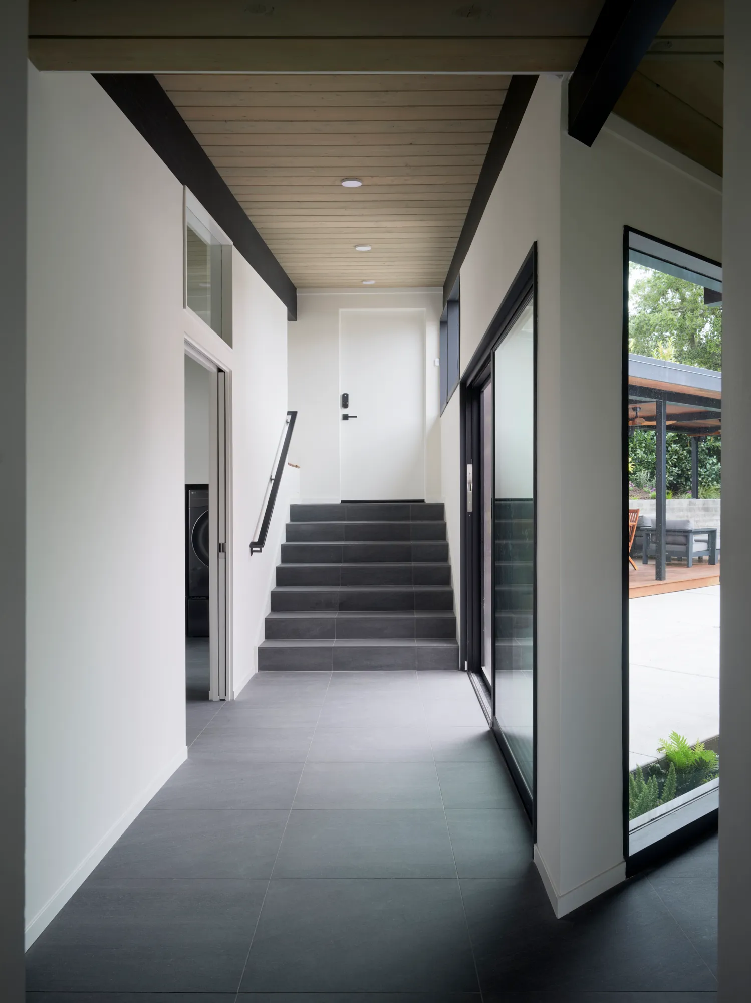 Klopf Architecture翻新mid-century现代风格住宅——通往入口的走廊与楼梯，奥林达，美国