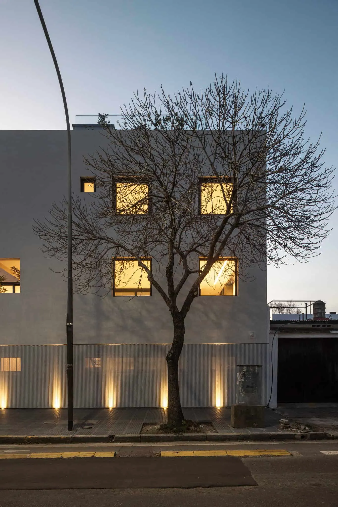 OADD Arquitectos设计的曼努э拉·佩德拉斯住宅——夜晚转角视角，乌尔基萨区，布宜诺斯艾利斯