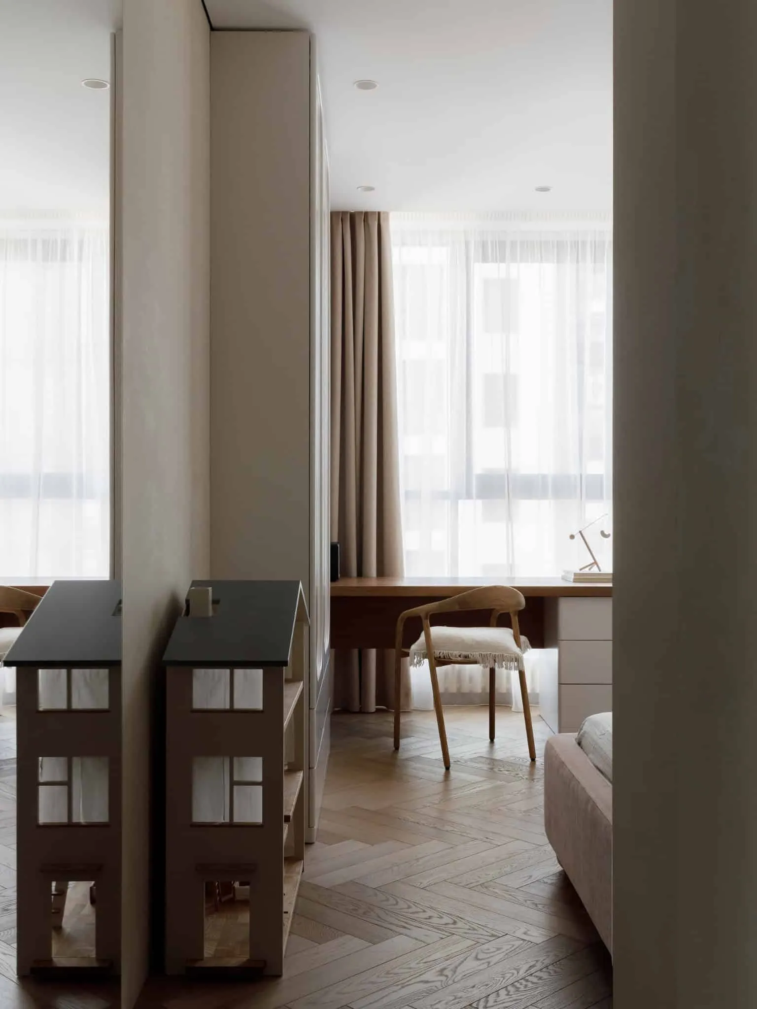 Lesoparkovy apartment — entrance to children's room with dollhouse and table, STARIKOVA.ARCHITECTS, Chelyabinsk