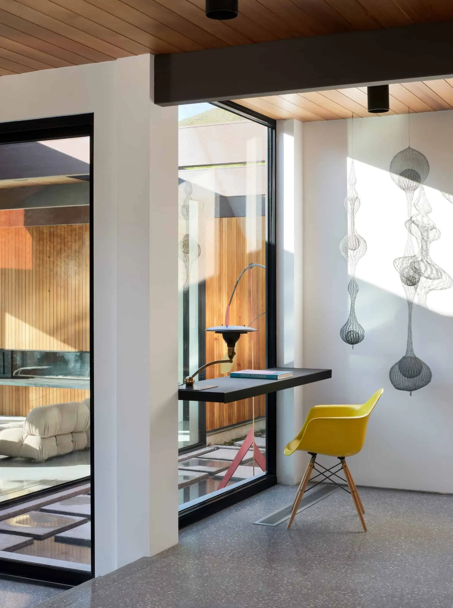 Malibu Glass Box House 办公角落细节，Klopf Architecture 设计 – 马拉白，加州